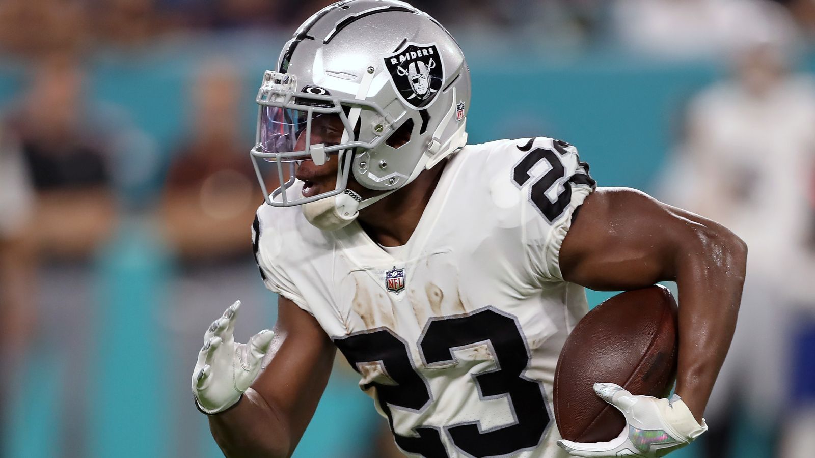 
                <strong>Kenyan Drake (Running Back)</strong><br>
                Was sich lange angedeutet hat, ist nun offiziell: Die Las Vegas Raiders haben Running Back Kenyan Drake rausgeschmissen. In der vergangenen Saison unterschrieb er noch einen Vertrag über elf Millionen Dollar, nun kann er sich ein neues Team suchen. 
              