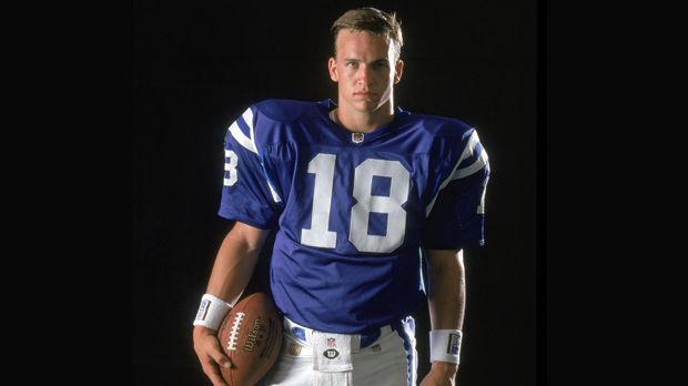 
                <strong>Peyton Manning am Anfang seiner Karriere</strong><br>
                18: In seinen 18 Profijahren trug Peyton Manning auch immer dieselbe Trikotnummer: die 18. Das war auch die College-Trikotnummer seines Vaters Archie und die Highschool-Nummer seines großen Bruders Cooper. Als er 2012 zu den Broncos wechselte, war die 18 eigentlich gesperrt. Doch Frank Tripucka gab sie extra für Peyton frei. Nach Mannings Rücktritt wird die Nummer bei den Broncos nicht mehr vergeben. 
              