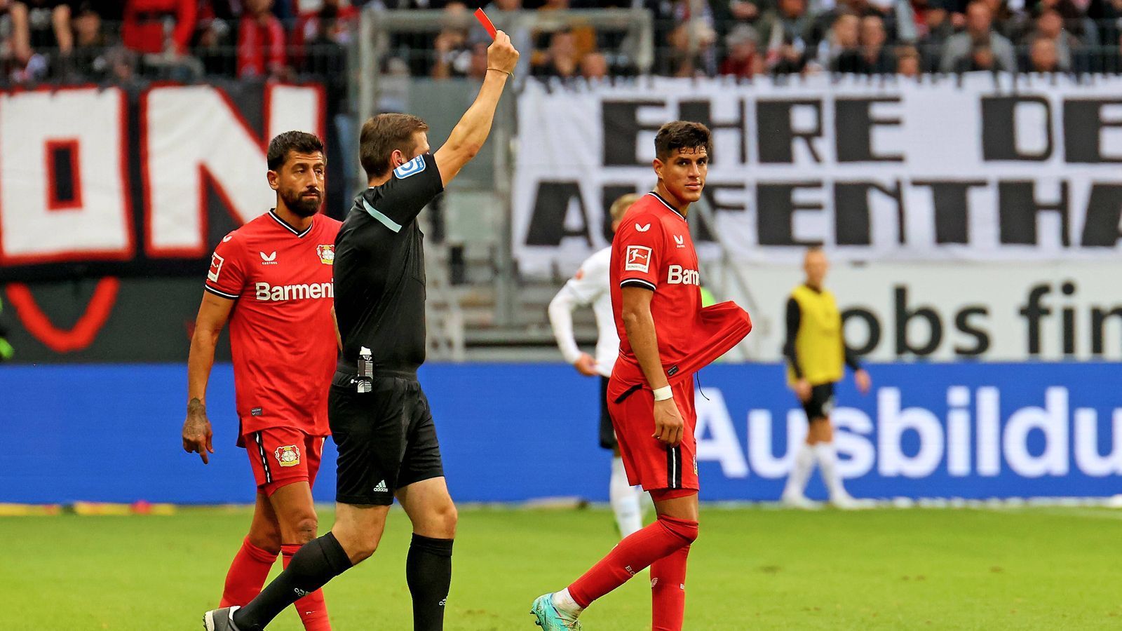 
                <strong>Platz 16: Bayer 04 Leverkusen </strong><br>
                &#x2022; Gelbe Karten: 27<br>&#x2022; Gelb-Rote Karten: 3<br>&#x2022; Rote Karten: 1<br>&#x2022; Punktzahl: 41<br>
              