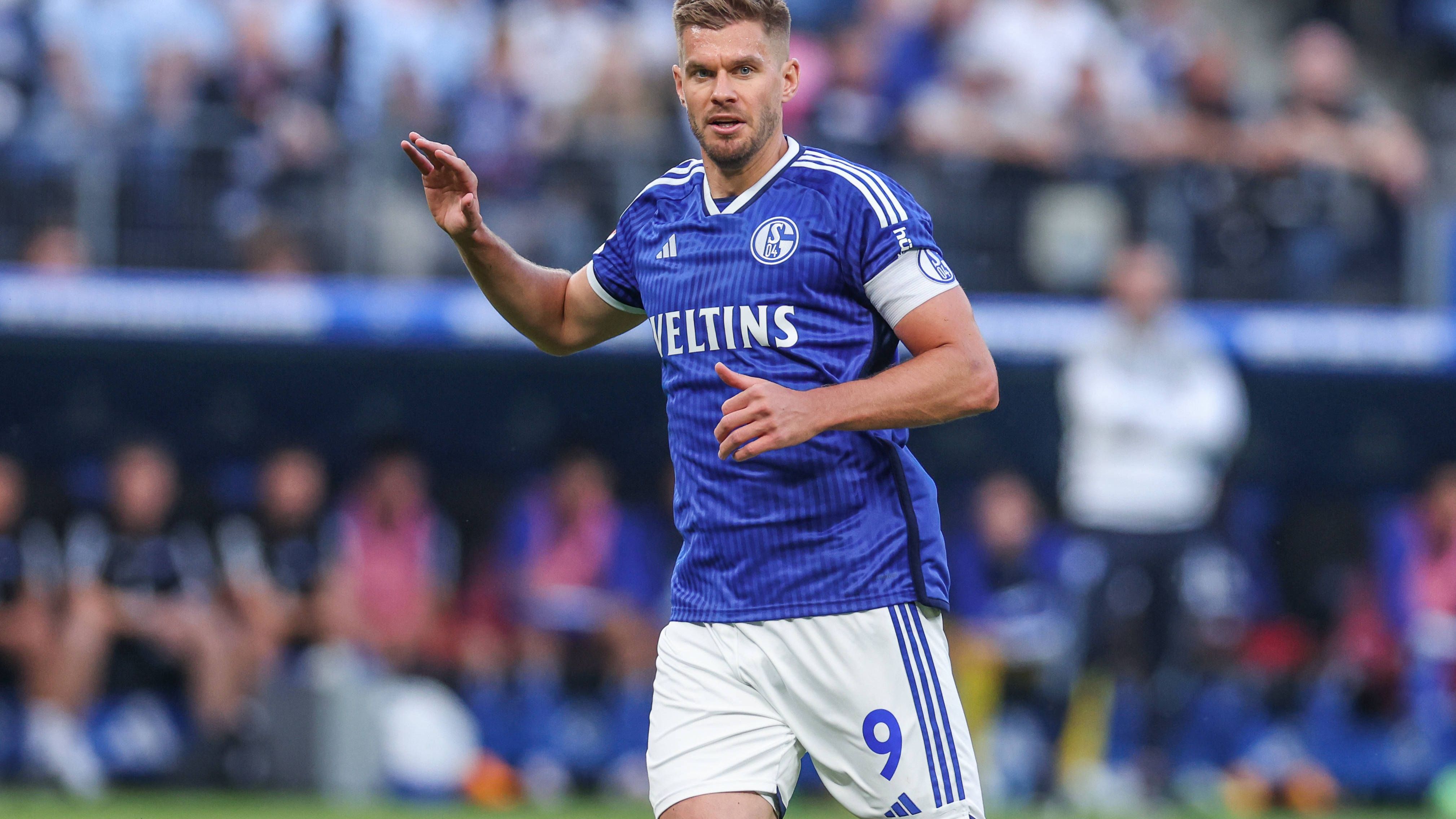 <strong>Simon Terodde (FC Schalke 04)</strong><br>Läuft im Sturmzentrum immer wieder die Abwehrreihe der Hamburger an und versucht früh zu stören. Offensiv wie so oft als Zielspieler gesucht, bereitet den ersten Schalker Treffer vor. Vor allem in der zweiten Halbzeit gewinnt der Kapitän nochmal an Dynamik und ist der Fixpunkt im Schalker Offensivspiel. Seine Abschlussstärke stellt er beim 3:3 (66.) mal wieder eiskalt unter Beweis. Macht 15 Minuten vor dem Ende Platz für Polter. <strong><em>ran</em>-Note: 2</strong>