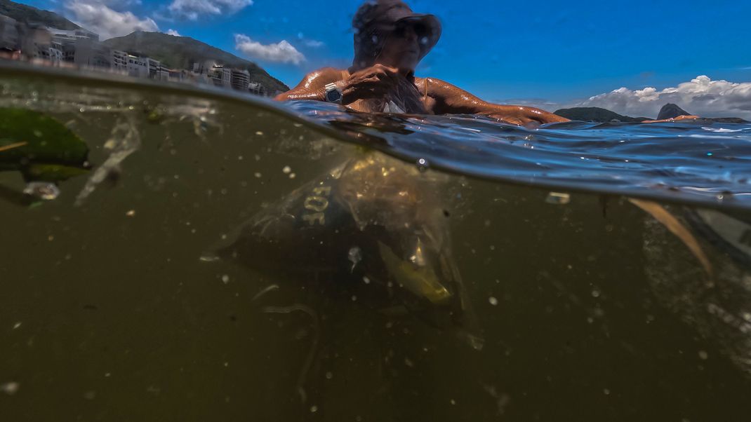 Nicht nur entlang des Copacabana-Strandes in Rio de Janeiro, Brasilien ist das Wasser mit Kunststoffmüll verunreinigt. Niederländisch-deutsche Forscher fanden nun heraus, dass ein Bakterium in der Lage ist, diesen Müll einzuverleiben und zu verdauen. Dennoch ist dies keine Lösung des Umweltproblems.