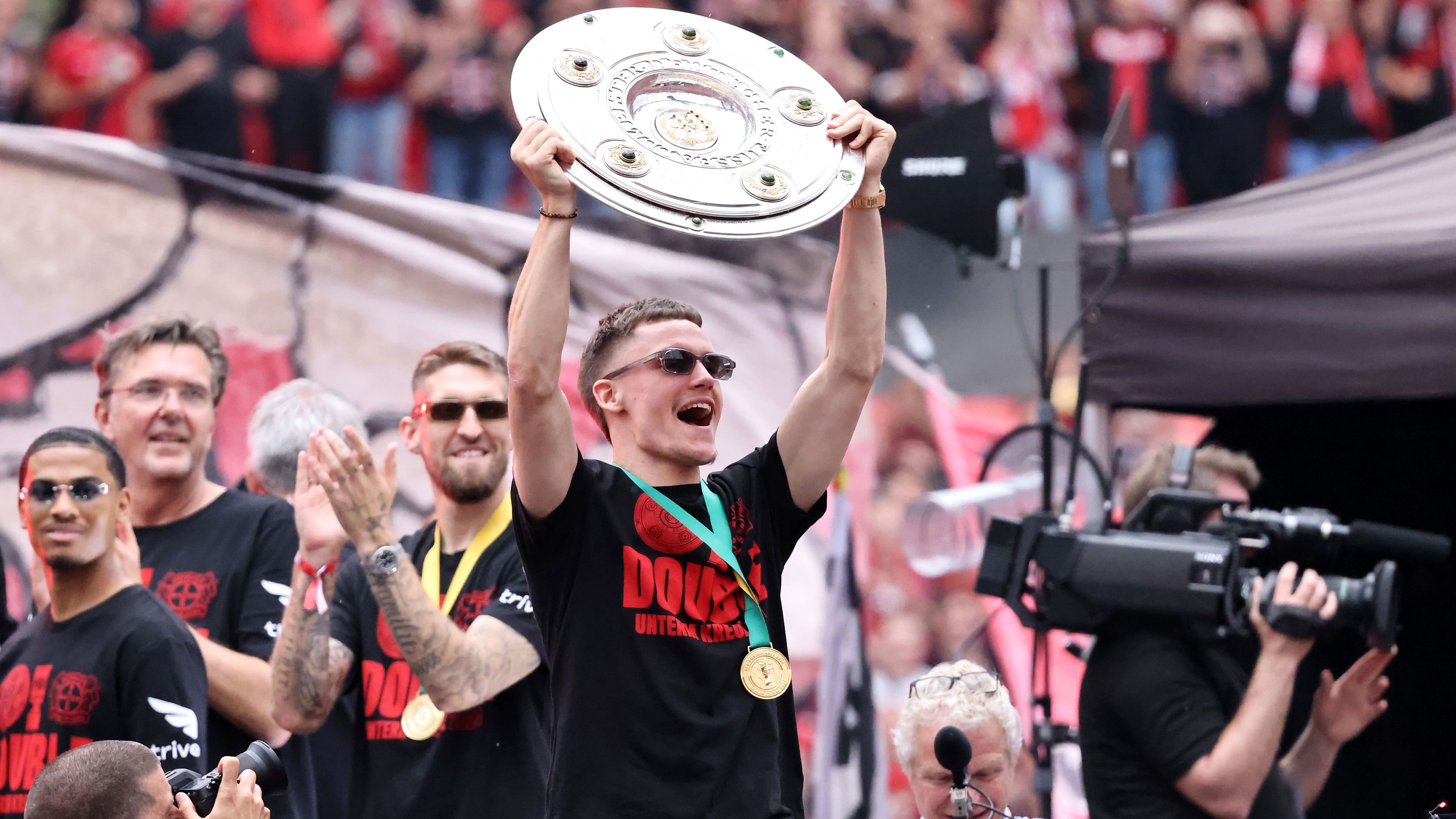 <strong>Bayer Leverkusen feiert den Double-Gewinn</strong><br>Die Sonnenbrille deutete darauf hin, dass die Nacht nach dem gewonnenen Pokal-Finale ziemlich kurz ausfiel. Mit seinen 21 Jahren scheint Florian Wirtz aber noch ausreichend Party-Ausdauer im Tank zu haben.&nbsp;