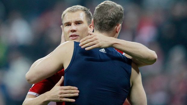 
                <strong>2016: Comeback </strong><br>
                Am 26. Oktober ist es schließlich soweit: Holger Badstuber wird im DFB-Pokalspiel gegen den FC Augsburg in der 81. Minute eingewechselt und feiert sein Comeback nach knapp 180 Tagen. Es soll, so Badstuber selbst, sein "letztes Comeback" sein. Seit seinem Profidebüt in der Saison 2009/10 fiel der 27-Jährige insgesamt 1.095 Tage verletzt aus - ein Ende der Leidenszeit wäre Badstuber also wirklich zu wünschen.
              