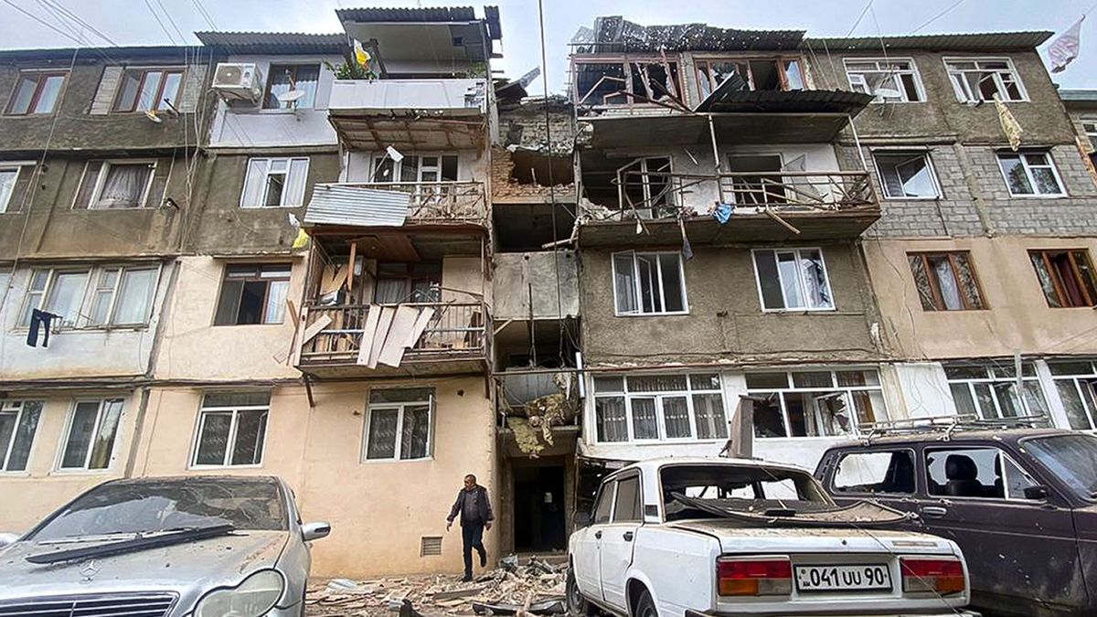 Aserbaidschan, Stepanakert: Ein beschädigtes Wohnhaus nach einem Beschuss.