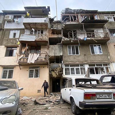 Aserbaidschan, Stepanakert: Ein beschädigtes Wohnhaus nach einem Beschuss.