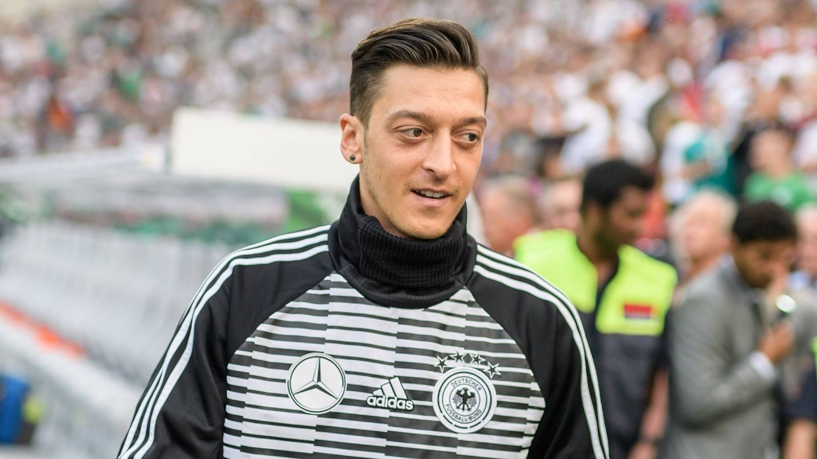
                <strong>Verlierer: Mesut Özil</strong><br>
                Zuletzt verhindern Knieprobleme einen Einsatz des Weltmeisters gegen Saudi-Arabien. Damit bleiben ihm zumindest die Pfiffe erspart, die dann geballt Ilkay Gündogan treffen. Im Gegensatz zu seinem Teamkollegen schweigt Özil auch weiter hartnäckig. Er entwickelt sich bei den Fans zum Buhmann. Immerhin: Bei Jogi Löw ist er noch unumstritten.
              
