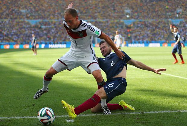 
                <strong>Benedikt Höwedes</strong><br>
                Benedikt Höwedes ist bei dieser WM die wohl größte Überraschung im deutschen Team. Auf der linken Außenverteidigerposition vertraut Joachim Löw auf den Schalker und hat damit bisher Erfolg. Trotzdem eine sehr ungewohnte Position, Marcelo gewinnt - 3:2 Deutschland.
              