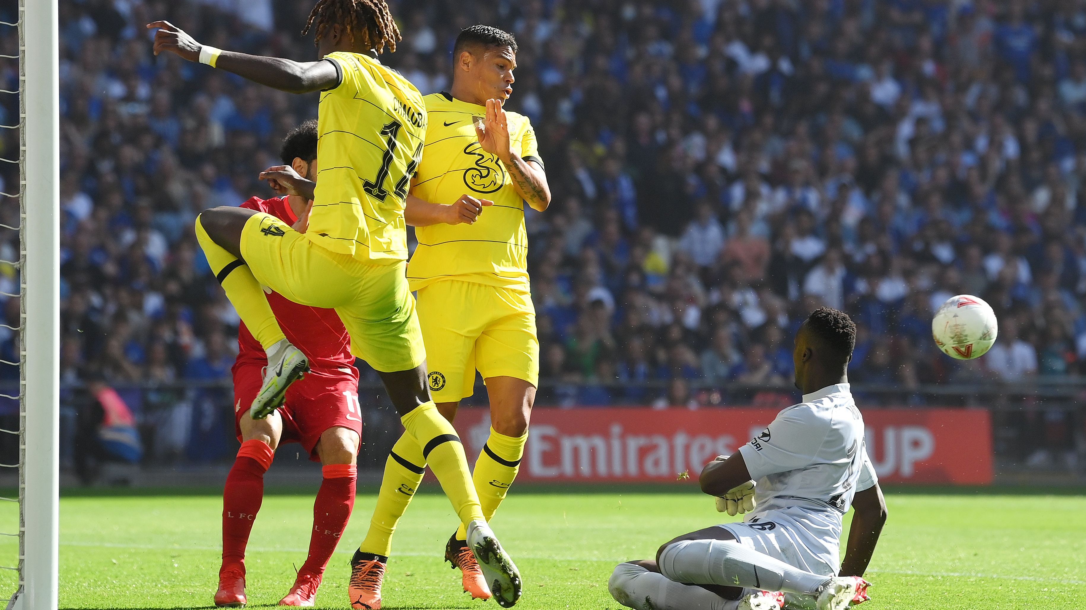 <strong>Finale FA-Cup 2021/22</strong><br>Am 14. Mai 2022 verloren die "Blues" im Finale des FA-Cups im Wembley-Stadion auch gegen Liverpool. Im Duell der beiden deutschen Trainer Thomas Tuchel und Jürgen Klopp gab es die Entscheidung erst im Elfmeterschießen. Nach Fehlschüssen von Cesar Azpilicueta und Mason Mount verlor Chelsea mit 5:6, nachdem in den 120 Minuten der regulären Spielzeit kein Treffer fiel.&nbsp;