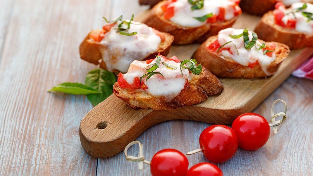 Party-Häppchen: Dieser Tomaten-Mozzarella-Snack ist lecker und ganz schnell vorbereitet. Schließlich soll es auch für Sie ein schöner und entspannten Abend mit Ihren Gästen werden.