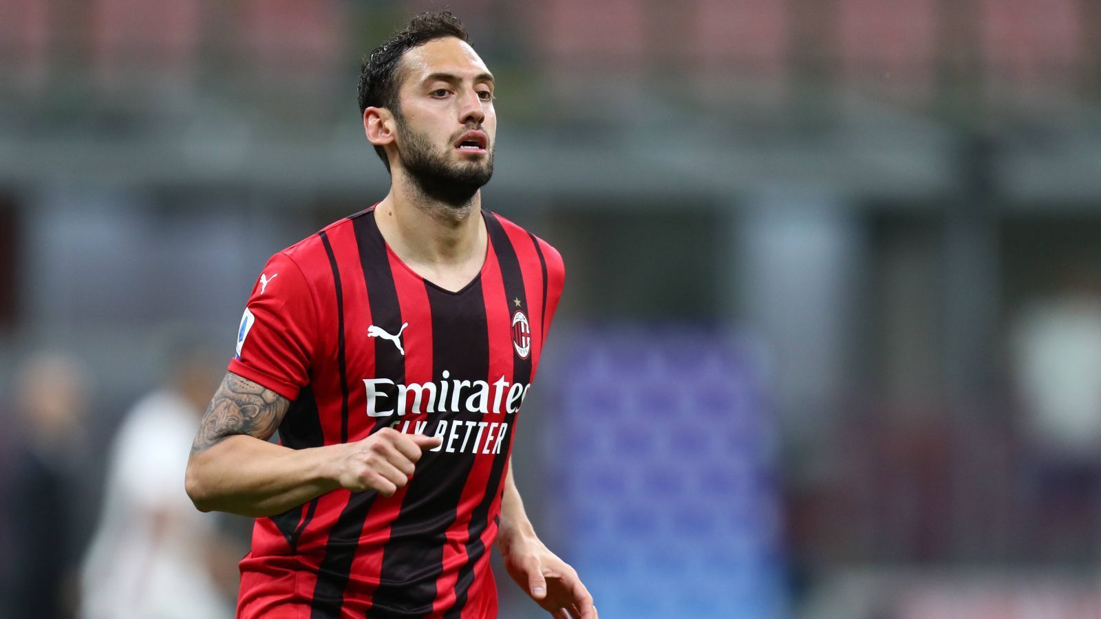 
                <strong>Platz 8 (geteilt): Hakan Calhanoglu</strong><br>
                Einer der vielen aus diesem Sommer stammenden Transfers der Top 15 war der Wechsel von Hakan Calhanoglu. Der türkische EM-Teilnehmer wollte seinen Vertrag bei der AC Mailand nicht verlängern, bleibt aber in der Stadt und schließt sich nach seinem Urlaub Inter an, wo er mutmaßlich Christian Eriksen ersetzen soll, der nach seinem Zusammenbruch bei der EM auf unbestimmte Zeit ausfallen wird und mit dem implementierten Defibrillator in Italien wohl gar nicht spielen darf. Calhanoglu ist aktuell 35 Millionen Euro wert.
              