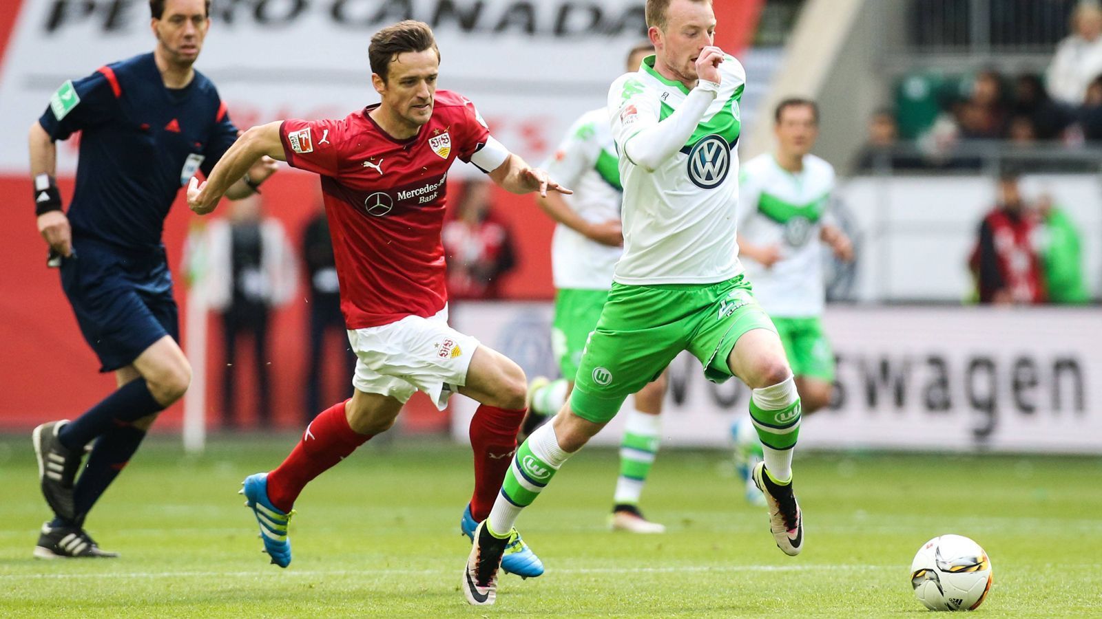 
                <strong>VfB Stuttgart (15/16)</strong><br>
                Eigentlich sollte der langjährige RB Leipzig Trainer Alexander Zorniger den VfB in eine erfolgreiche Zukunft führen. Stattdessen gab es zum Auftakt fünf - teilweise sehr unglückliche - Niederlagen. Unter dem Nachfolge-Trainer Jürgen Kramny erlebten die Stuttgarter zwar ein zwischenzeitliches Hoch. Die Mannschaft verlor jedoch die letzten fünf Saisonspiele und stieg in die 2. Liga ab.
              