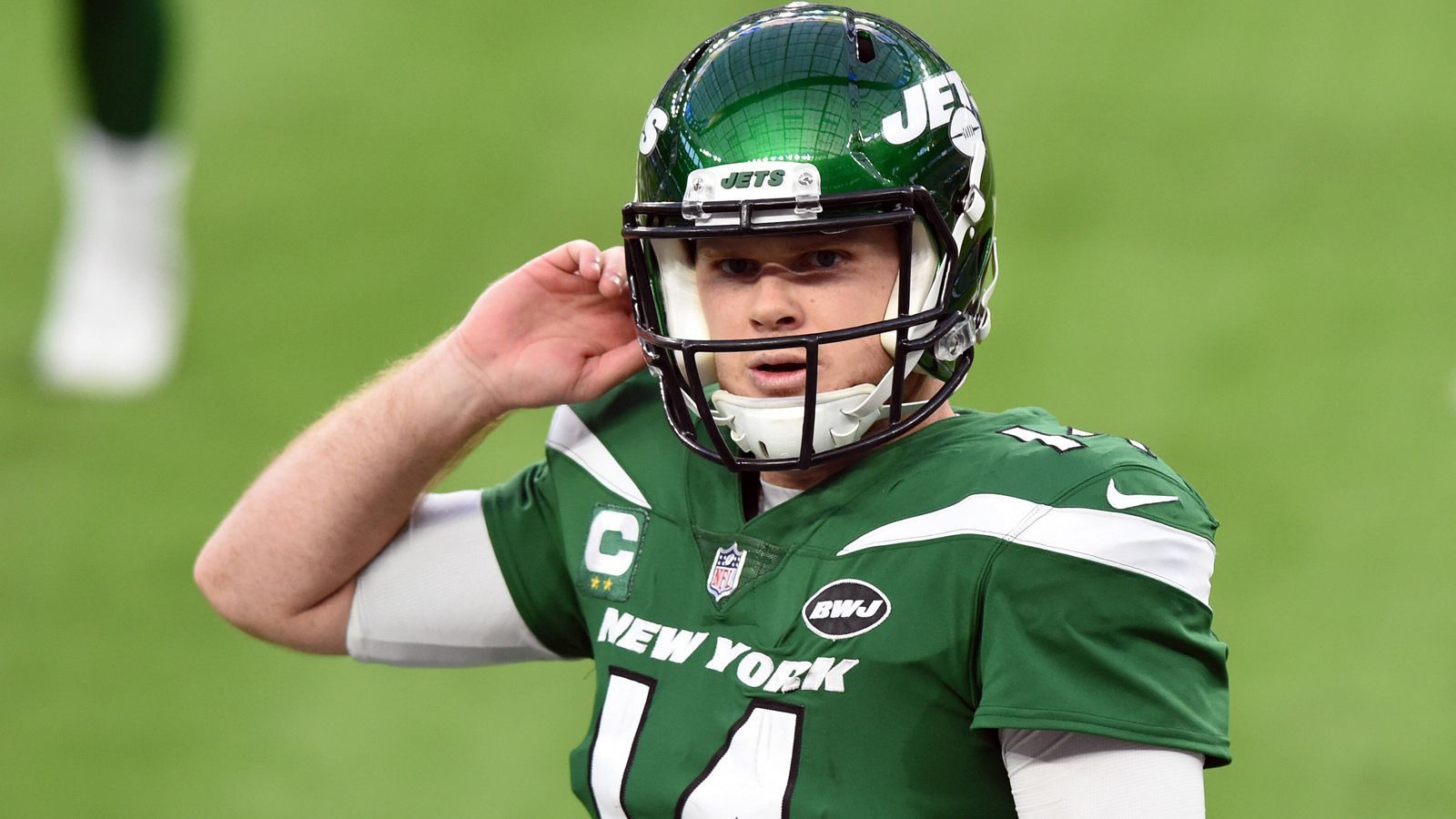 
                <strong>Sam Darnold (New York Jets) </strong><br>
                Der vor dem NFL Draft 2018 gehypte Quarterback konnte sich bei den New York Jets nicht durchsetzen. Die Jets haben beim Draft 2021 den Nummer-2-Pick und könnten sich Justin Fields (Ohio State Buckeyes) sichern. Sam Darnold hat noch ein Jahr Vertrag und dürfte dann getradet werden. Als Pocket Passer müsste Darnold gut in das Konzept von Bill Belichick passen. Zudem zeigte Darnold in den vergangenen vier Spielen, von denen die letzten beiden gewonnen wurden, eine ansteigende Form.
              