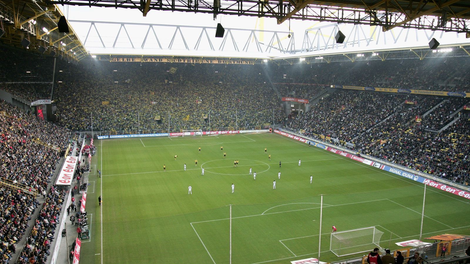 
                <strong>Borussia Dortmund</strong><br>
                Stadion: Signal-Iduna Park (81.365 Plätze) - Fans beim Saisonauftakt: 9300 - Fans am 5. Spieltag: 300* - Gegner: FC Schalke 04 -*Für das mit Spannung erwartete Derby dürfen am Samstagabend nur 300 Menschen im Stadion sein. Mehr Zuschauer lässt das Gesundheitsamt in Dortmund nicht zu.
              