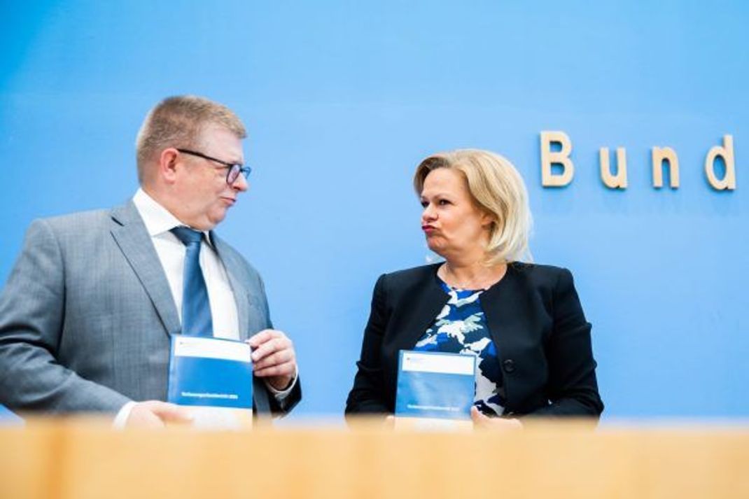 Jedes Jahr stellen das BMI um den/die Bundes-Innenminister:in einen Verfassungsschutzbericht vor. So informieren sie die Öffentlichkeit über die Beobachtungsfälle. (Hier zu sehen Innenministerin Nancy Faeser (r.) und Thomas Haldenwang vom BfV (l.) im Jahr 2023).