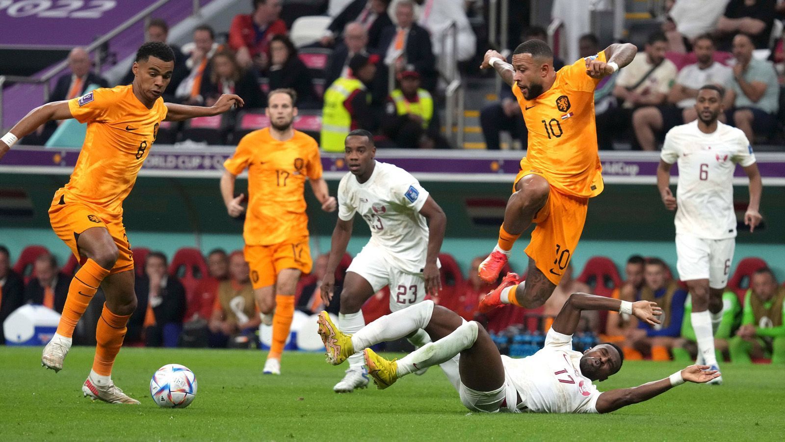 
                <strong>Niederlande</strong><br>
                Das ewige Karma für Lieder wie "Ohne Holland (Fahr'n wir zur WM)" scheint uns eingeholt zu haben. Eigentlich können wir ausgerechnet unserem orangenen Nachbarn den WM-Titel nicht gönnen - aber wenn wir dadurch bei der kommenden Heim-EM nicht in der Gruppenphase rausfliegen, drücken wir beide Augen zu.
              