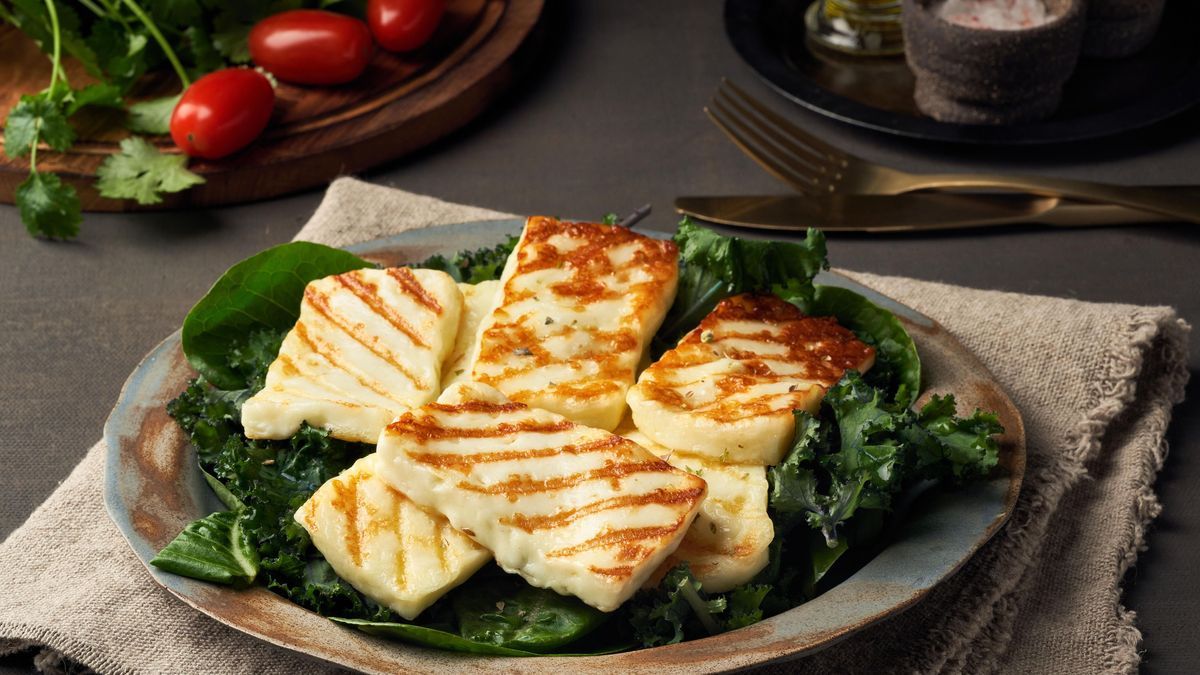 Gegrillter Halloumi Grillkäse mit Salat und Tomaten auf Teller 267243910