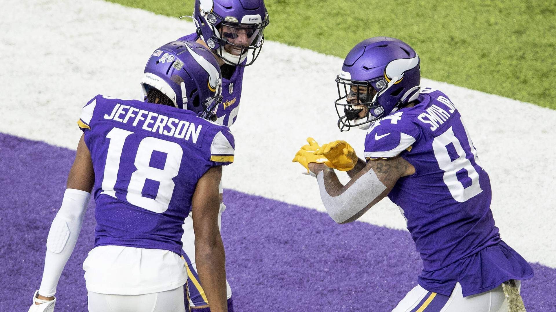 
                <strong>Platz 5: Minnesota Vikings</strong><br>
                Auch wenn die Minnesota Vikings in der vergangenen Saison die Playoff verpassten, die Pass-Offensive um Quarterback Kirk Cousins hatte eher weniger Schuld daran. Vor allem das Wide-Receiver-Duo aus Adam Thielen (m.) und Rookie-Sensation Justin Jefferson (l.) spielte sich in die Herzen der Fans. Besonders Jefferson spielte nicht wie ein typischer Rookie und legte mit 1400 Receiving Yards formidable Zahlen auf. Dazu gesellt sich mit Adam Thielen einer der zuverlässigsten Wide Receiver, der mit 14 Touchdowns die drittmeisten der gesamten NFL fing. Zusammen sollten beide auch in der kommenden Saison eines der besten Receiver-Duos stellen. Als dritte Option ist Tight End Irv Smith Jr. (r.) eingeplant, der für viele Experten unter dem Radar läuft und eine der größten Überraschungen werden kann. 
              