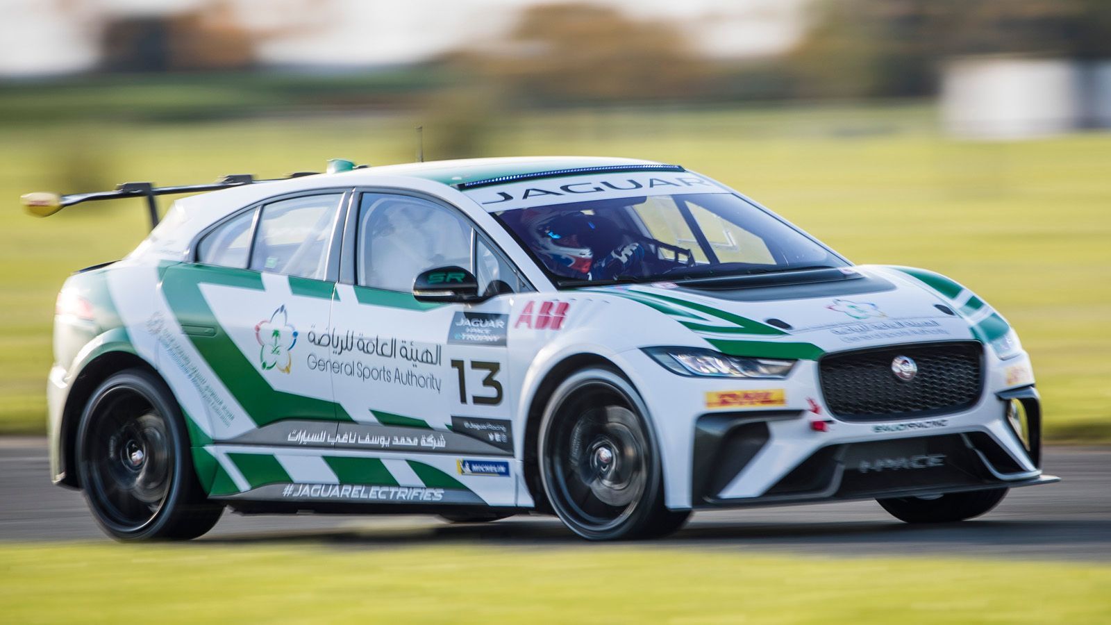 
                <strong>Jaguar I-PACE eTrophy: Das sind die Fahrer und Teams</strong><br>
                "Saudi Racing" setzt für die neue Saison auf zwei neue Gesichter: Fahad Algosaibi und Mashhur Bal Hejaila feiern ihr Debüt in der Serie. Der 26-jährige Algosaibi fuhr zuletzt sechs Saisons in der Porsche GT3 Challenge Middle East. "Es gibt eine Menge Druck, da einige der Fahrer in der vergangenen Saison bereits dabei waren und wir viel Nachholbedarf haben, aber es wird ein Spaß."
              