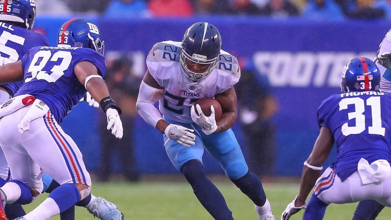 
                <strong>Gewinner: Derrick Henry</strong><br>
                Derrick Henry ist aktuell nicht zu stoppen, der Running Back der Tennessee Titans feuert weiter aus allen Rohren. Zuletzt räumte er mit seinem 238-Yard-Spiel (vier Touchdowns inklusive) gegen die Jaguars ab, jetzt legte er beim 17:0 gegen die New York Giants nach. Henry hatte 33 Carries für 170 Yards und zwei Touchdowns. Der frühere Heisman-Trophy-Gewinner kommt rechtzeitig in Fahrt, um die Playoff-Chancen der Titans am Leben zu erhalten.
              