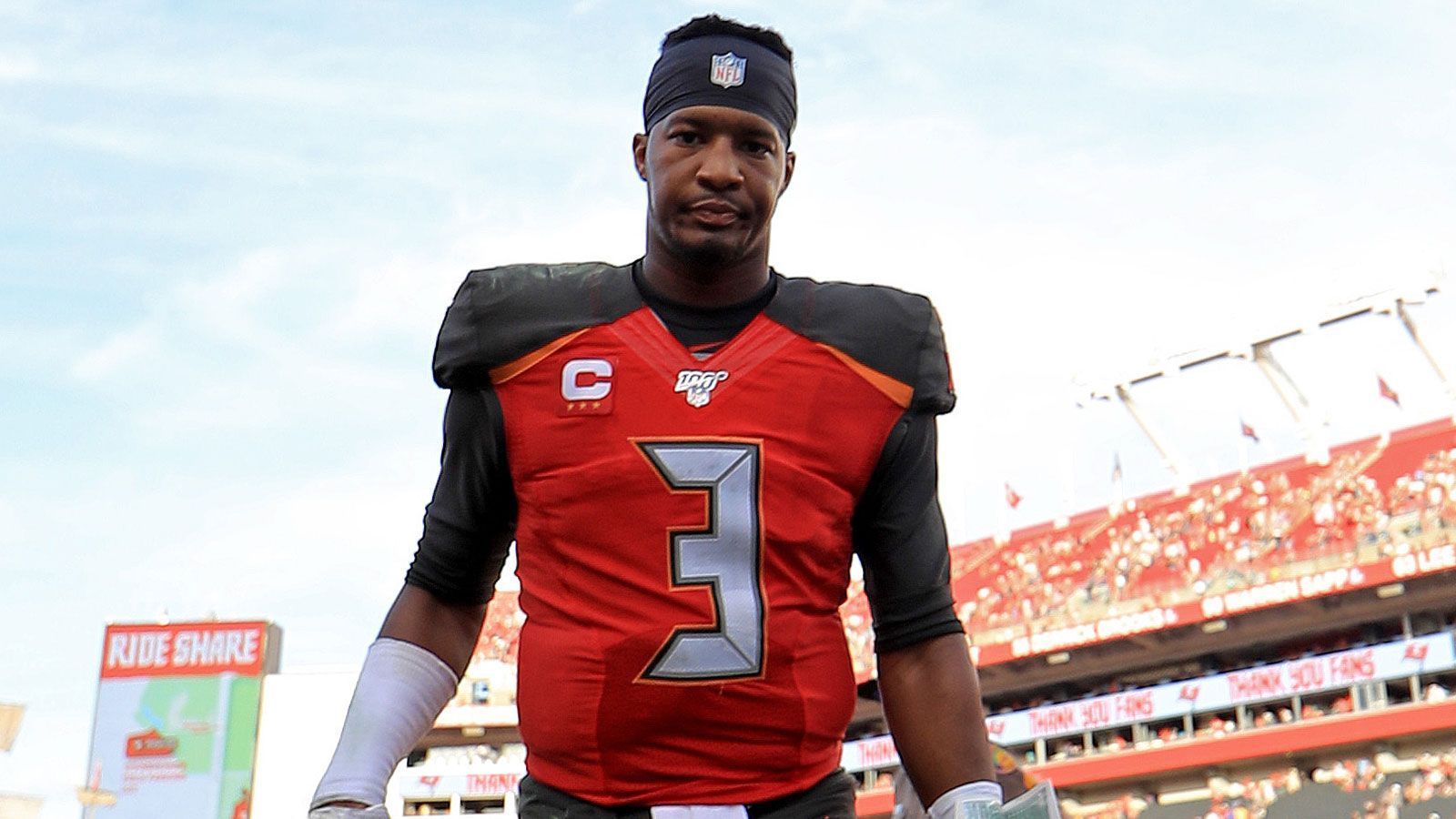 
                <strong>Jameis Winston (Free Agent)</strong><br>
                Es wäre quasi ein Tauschgeschäft. "TB12" übernimmt bei den Tampa Bay Buccaneers den Job von Jameis Winston und der First-Overall-Pick des Draft 2015 trägt stattdessen künftig den Dress der Patriots. Nach fünf durchwachsenen Jahren bekam der Pro Bowler von 2015 keinen neuen Vertrag in Florida. Sein Potenzial deutete Winston in seiner "Bucs"-Zeit immer wieder an, allerdings werden etwa seine 5109 Passing Yards für 33 Touchdowns aus der vergangenen Saison überschattet von unfassbaren 30 Interceptions. "Pats"-OC Josh McDaniels ist durchaus zuzutrauen, ihm mehr Konstanz einzuimpfen, doch könnte die Personalie mit zu viel Risiko verbunden sein.
              