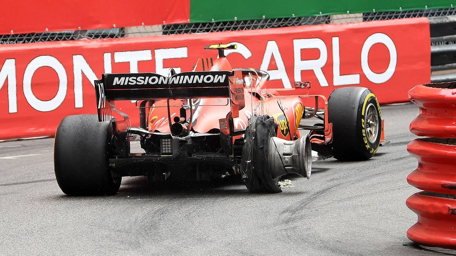 
                <strong>2019: Peinlicher Ferrari-Fehler und Leclercs Felgenrunde</strong><br>
                Es war der Anfang einer sehr schwierigen Zeit für die Scuderia Ferrari. Beim Qualifying vor dem Großen Preis von Monaco im Jahr 2019 ging das Team davon aus, dass die Rundenzeit von Charles Leclerc ausreicht, um sich für Q2 zu qualifizieren. Doch weil die Strecke immer schneller wurde, schied er auf seiner Heimstrecke in der ersten Qualifying-Runde aus, ohne überhaupt noch einmal auf die Strecke zu kommen. Im Rennen ging Leclerc dann volles Risiko, schlitzte sich bei einem Überholmanöver den Reifen an der Rascasse-Leitplanke auf und fuhr auf der Felge bis in die Boxengasse. Anschließend musste aber das Safety Car auf die Strecke kommen, weil der Ferrari-Pilot seinen gesamten Reifen auf der Bahn verteilte. Trotz des Erreichens der Box brachte Leclerec das Rennen nicht ins Ziel. 
              