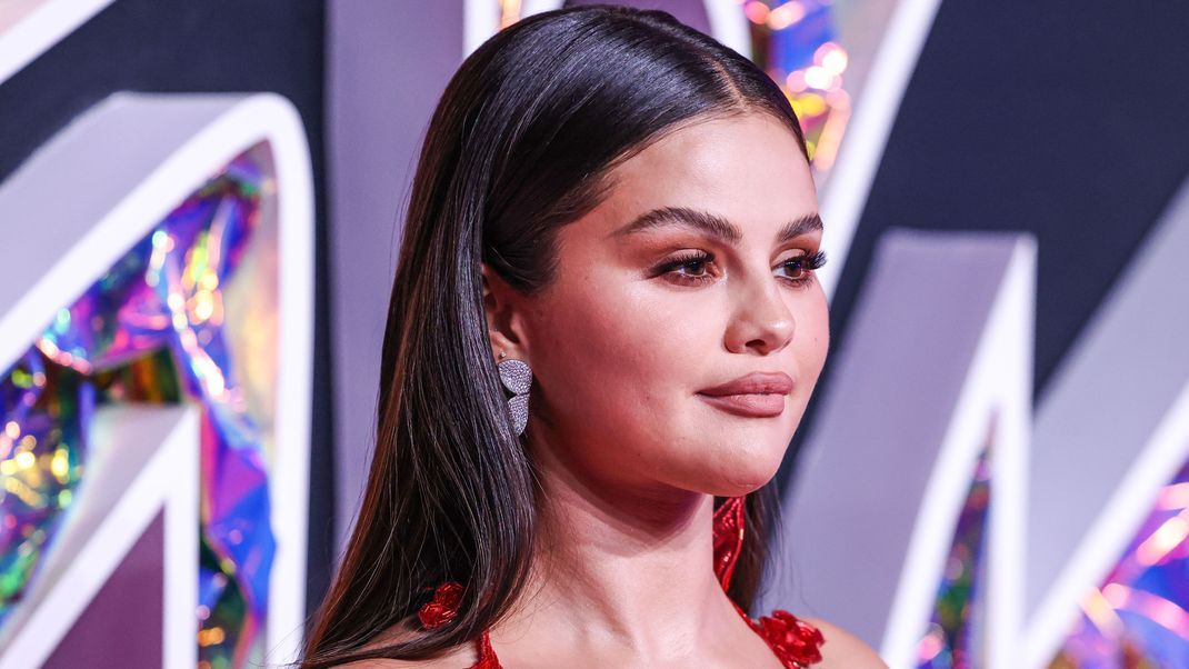 Selena Gomez weiß, wie sie ihr Gesicht mit hellen und dunklen Nuancen perfekt in Szene setzt.