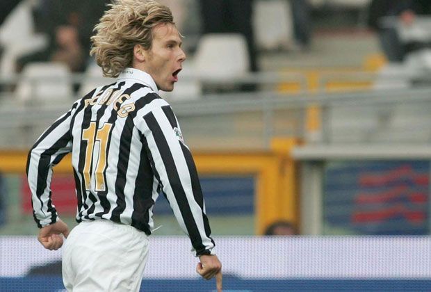 
                <strong>Zentrales Mittelfeld: Pavel Nedved</strong><br>
                Der laufstarke Tscheche spielte acht Jahre für Juventus Turin und gewann mit der alten Dame vier Mal die italienische Meisterschaft. 2003 wurde er zu Europas Fußballer des Jahres gewählt. 
              