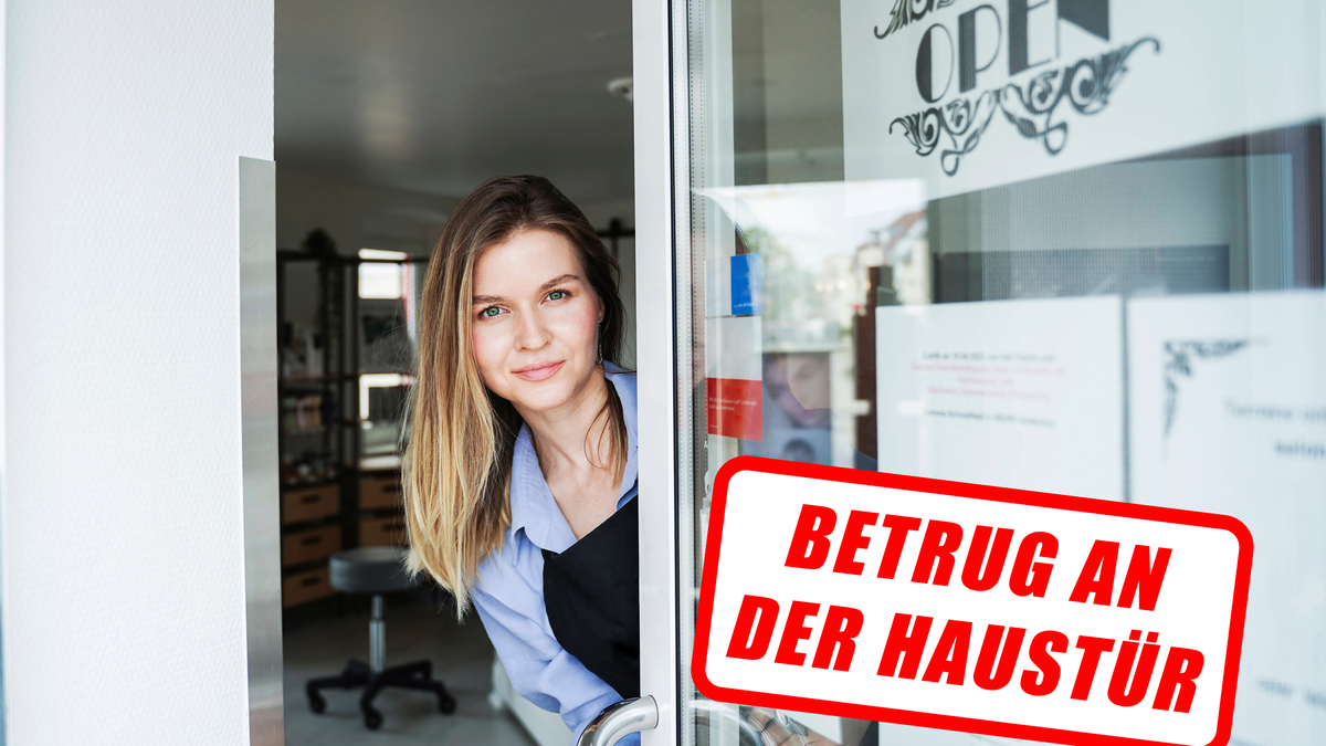 Frau öffnet die Tür - Betrug an der Haustür