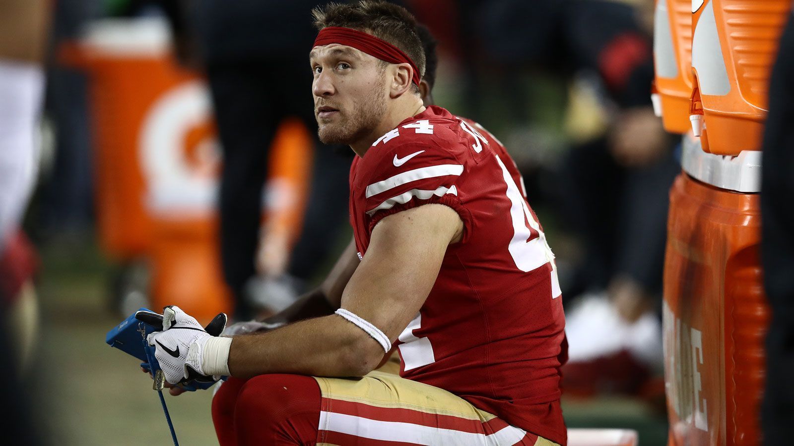 
                <strong>Kyle Juszczyk (San Francisco 49ers)</strong><br>
                Fullbacks werden ja immer etwas stiefmütterlich behandelt. Für Kyle Juszczyk gilt das ganz und gar nicht. Die San Francisco 49ers machten den mittlerweile viermaligen Pro Bowler 2017 mit einem Vierjahresvertrag über 21 Millionen US-Dollar zum Topverdiener auf der aussterbenden Position. Seither hat sich der 2013 von den Baltimore Ravens in Runde vier gepickte Harvard-Absolvent stark entwickelt, im Super Bowl LIII erzielte er sogar einen Touchdown - sein insgesamt zehnter Score in der NFL. Falls es an der Westküste für ihn nicht weitergehen sollte: Einen Markt hat Juszczyk auf jeden Fall für sich geschaffen.
              