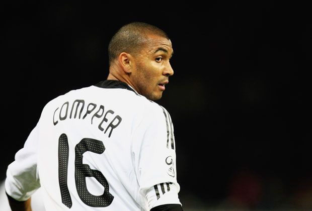 
                <strong>Marvin Compper (RB Leipzig)</strong><br>
                Compper ist in der DFB-Elf ein ähnliches One-Hit-Wonder wie sein Ex-Hoffenheim-Kollege Tobias Weis. Er durfte beim 1:2 gegen England in Berlin im November 2008 für 77 Minuten ran - danach nie mehr. Spielt jetzt in der 2. Bundesliga bei RB Leipzig - und ist dort kein Stammspieler.
              