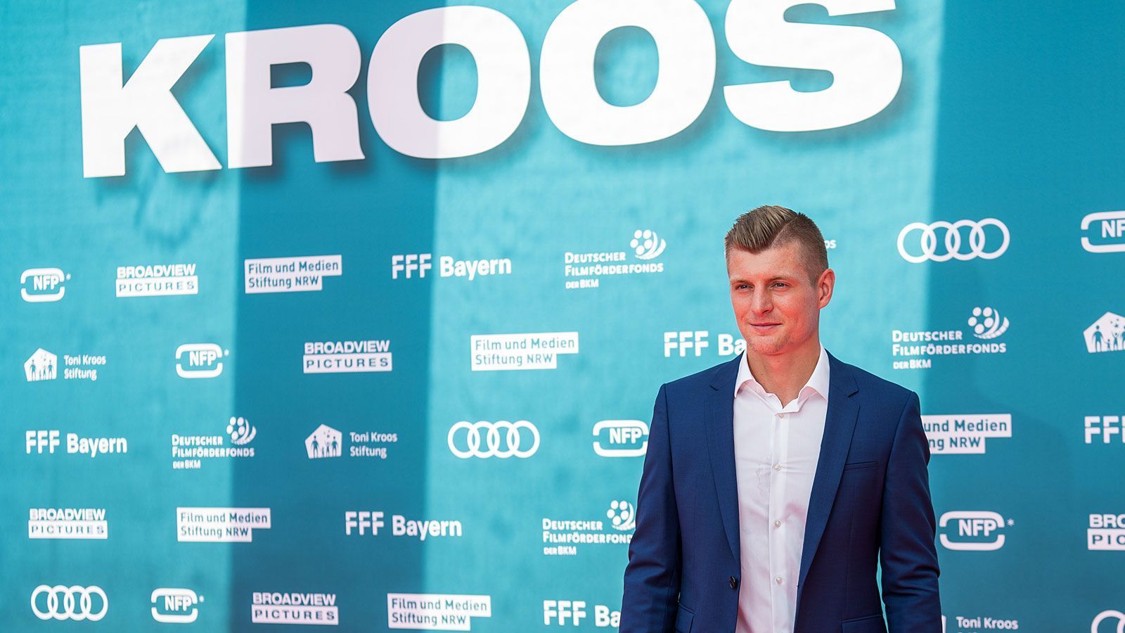 
                <strong>Toni Kroos</strong><br>
                Für Kroos läuft alles wie am Schnürchen. Nach der WM wechselte er zu Real Madrid und gewann mit den Königlichen dreimal die Champions League in Folge. Kürzlich konnte sich Kroos mit den "Galaktischen" zum spanischen Meister küren, zudem wurde ein Dokumentarfilm über sein Leben an den Kinokassen zum großen Erfolg. Im DFB-Team ist Kroos immer ein Schlüsselspieler unter Bundestrainer Joachim Löw.
              