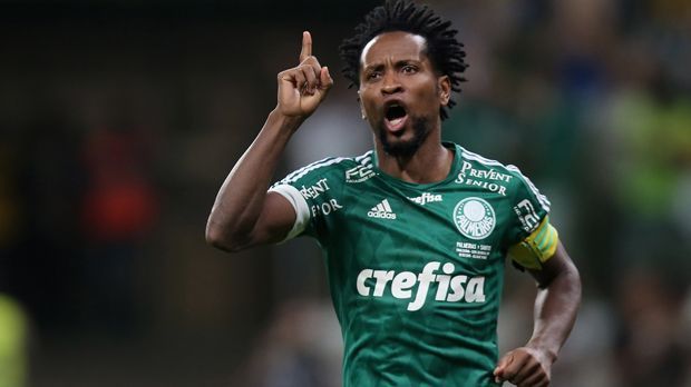 
                <strong>Ze Roberto</strong><br>
                Ze Roberto - Karriereende mit 42 Jahren. Mit 41 Jahren spielt Ze Roberto immer noch Fußball auf erstklassigem Niveau. Kein Problem für den Brasilianer, der von sich behauptet, noch fit für die Bundesliga zu sein. Trotzdem hat der ehemalige Bayern-Star jetzt sein Karriereende verkündet: "Im Juli werde ich 42, ich habe noch einen Vertrag bis Ende des Jahres. Danach werde ich meine Karriere beenden".
              