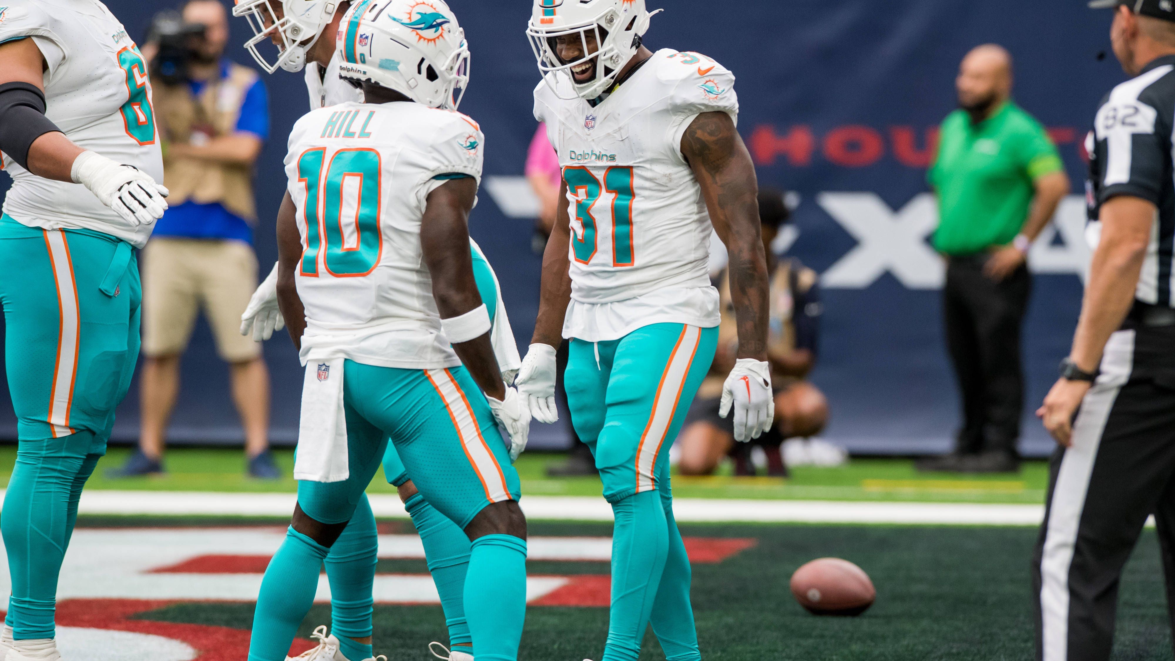 <strong>Miami Dolphins</strong><br>- Tyreek Hill: "Cheetah" hat das Potential, die meisten Yards zu fangen in dieser Saison.<br>- Tua Tagovailoa: Die vergangene Saison war schon eine Steigerung, jetzt soll der große Angriff folgen.<br>- Jalen Ramsey: Der Star-Cornerback kam von den Rams und ist definitiv eine Verstärkung für die Defense.<br>- Jaylen Waddle: Mit Hill zusammen bildet er eines der stärksten Wide-Receiver-Duos.<br>- Terron Armstead: Enorm wichtig für den Schutz von Tua auf der linken Seite.