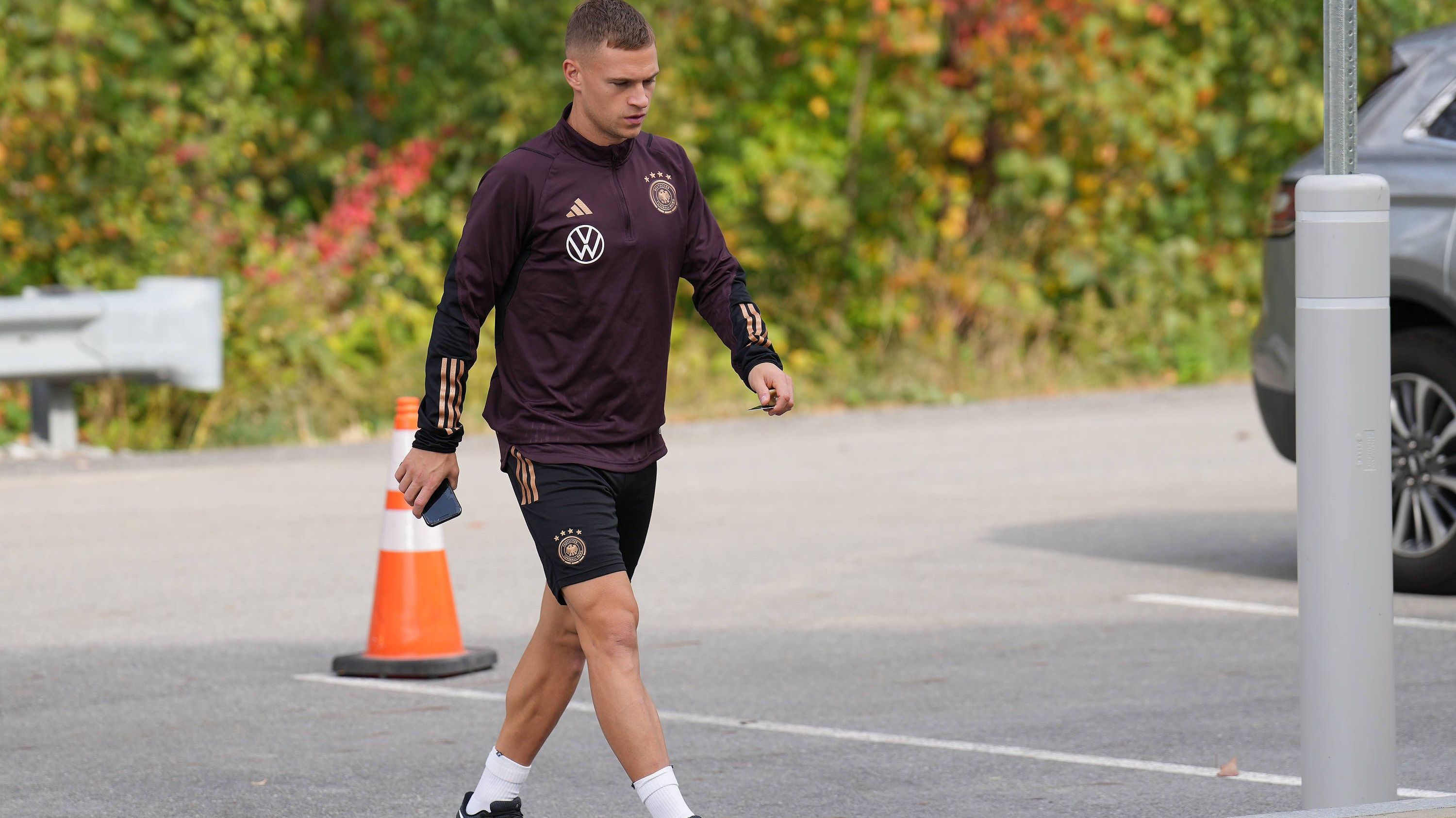 <strong>Verlierer: Joshua Kimmich</strong><br>In Abwesenheit des erkrankten Joshua Kimmich spielten Groß und Gündogan auf der Doppelsechs auf Anhieb sehr gut zusammen. Somit muss sich auch der langjährige Stammspieler im DFB-Team reinknien, um nicht dauerhaft seinen Platz zu verlieren. Allerdings: Kimmich könnte im DFB-Team perspektivisch vielleicht auch auf der Problemposition, rechts in der Viererkette, spielen.