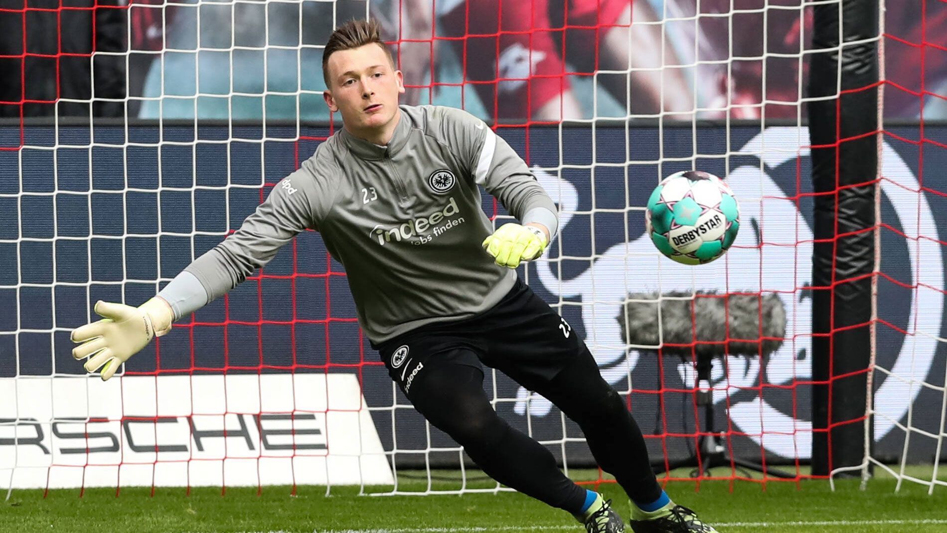 
                <strong>Markus Schubert (Eintracht Frankfurt)</strong><br>
                Schubert kam zu Beginn der vergangenen Spielzeit von Schalke 04 auf Leihbasis nach Frankfurt. Bei der Eintracht bekam der Keeper aber keine Einsätze in der Bundesliga und wird zur nächsten Saison wieder zu den Königsblauen in die zweite Liga zurückkehren. Dort hat er bereits selbstbewusst angekündigt, sich den Platz als Stammtorhüter vor Routinier Ralf Fährmann erkämpfen zu wollen.
              