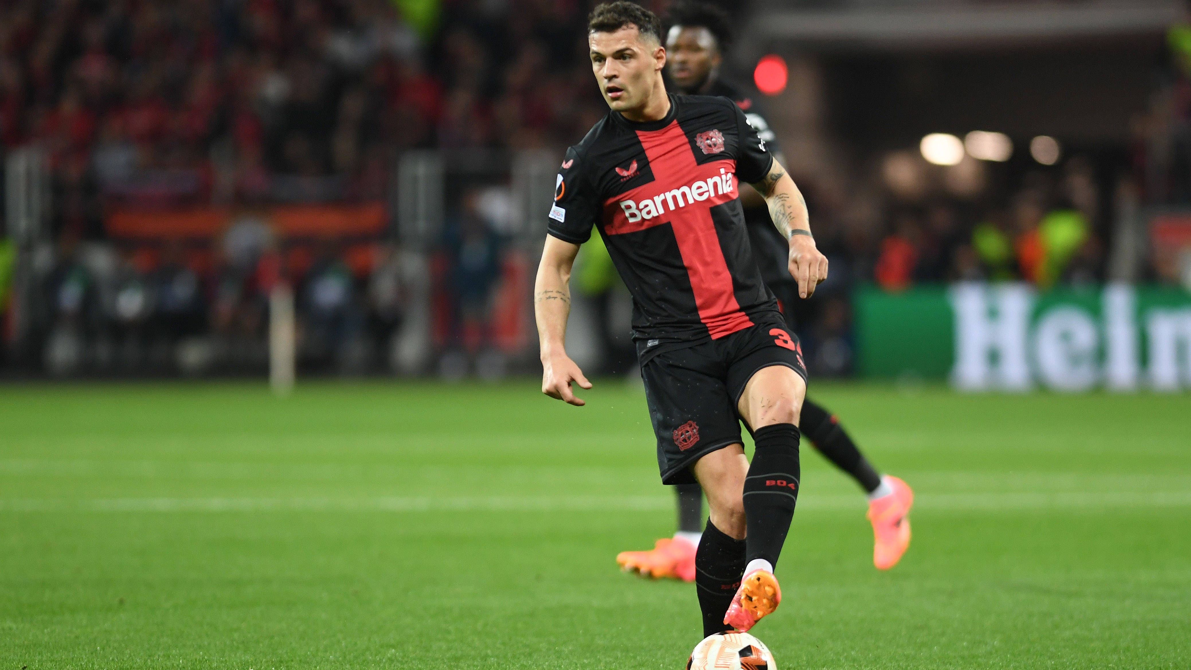 <strong>Granit Xhaka</strong><br>Souverän im defensiven Mittelfeld, wie gewohnt der Strippenzieher und Abräumer. Hat Ball und Gegner die meiste Zeit im Griff. Setzt seinen dominanten Auftritt auch nach der Pause fort, ist der Stabilisator und Antreiber. <em><strong>ran-Note: 2</strong></em>