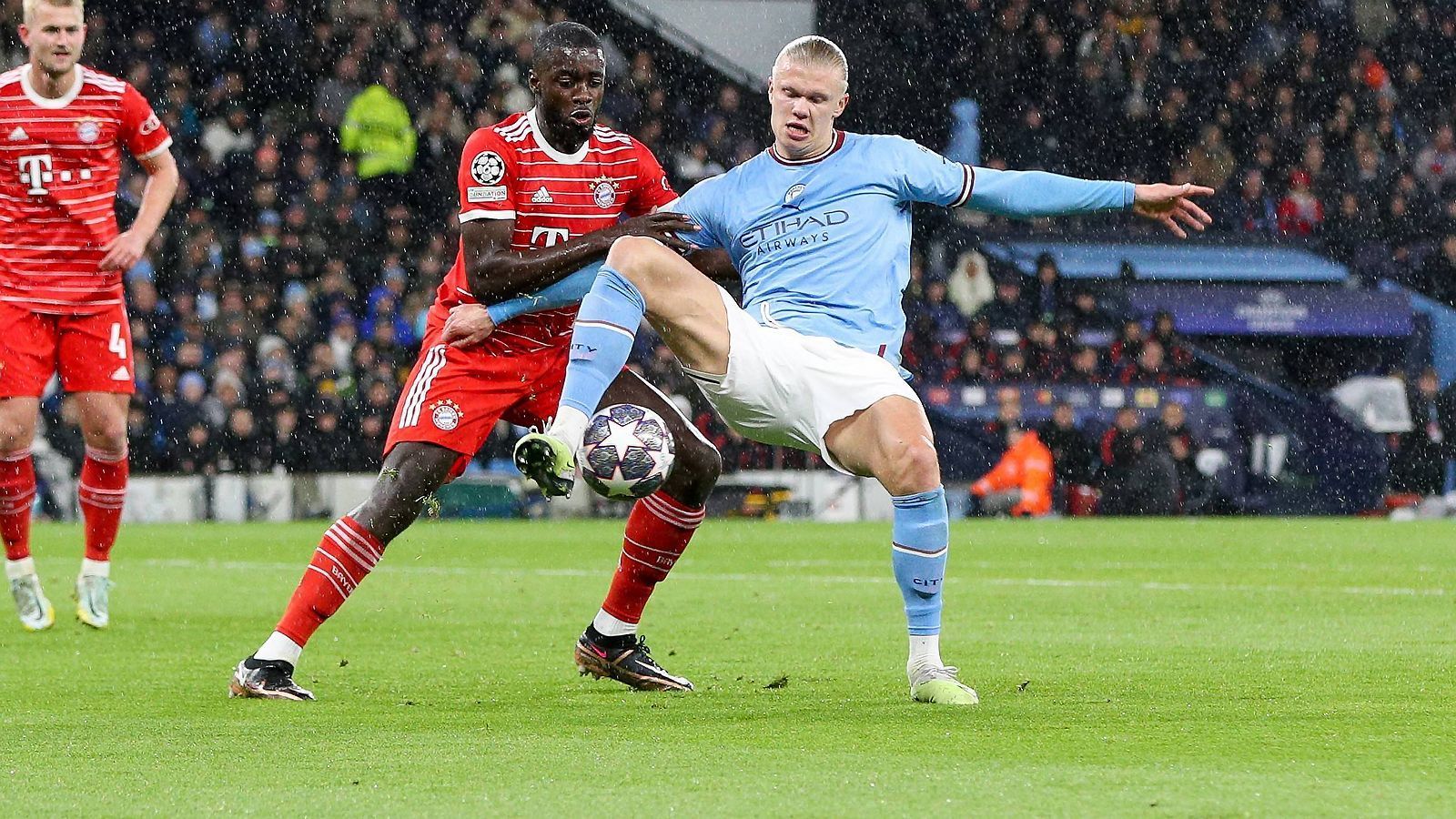 
                <strong>Einzelkritik: Bayern verliert mit 0:3 bei ManCity</strong><br>
                Der FC Bayern München hat im Viertelfinal-Hinspiel der Champions League mit 0:3 (0:1) bei Manchester City verloren und damit wohl nur noch theoretische Chancen auf das Erreichen des Halbfinals. ran zeigt die Noten der City- und Bayern-Stars.
              