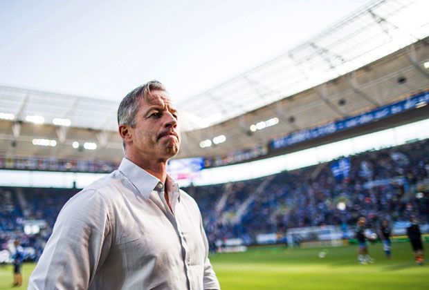 
                <strong>Jens Keller</strong><br>
                Platz 3: Jens Keller mit durchschnittlich 1,77 gewonnenen Punkten in der Bundesliga. Bevor Keller im Oktober 2014 bei Schalke entlassen wurde, spielte das Team 57 Bundesliga-Partien unter ihm - 30-mal ging Schalke 04 dabei als Sieger vom Platz.
              