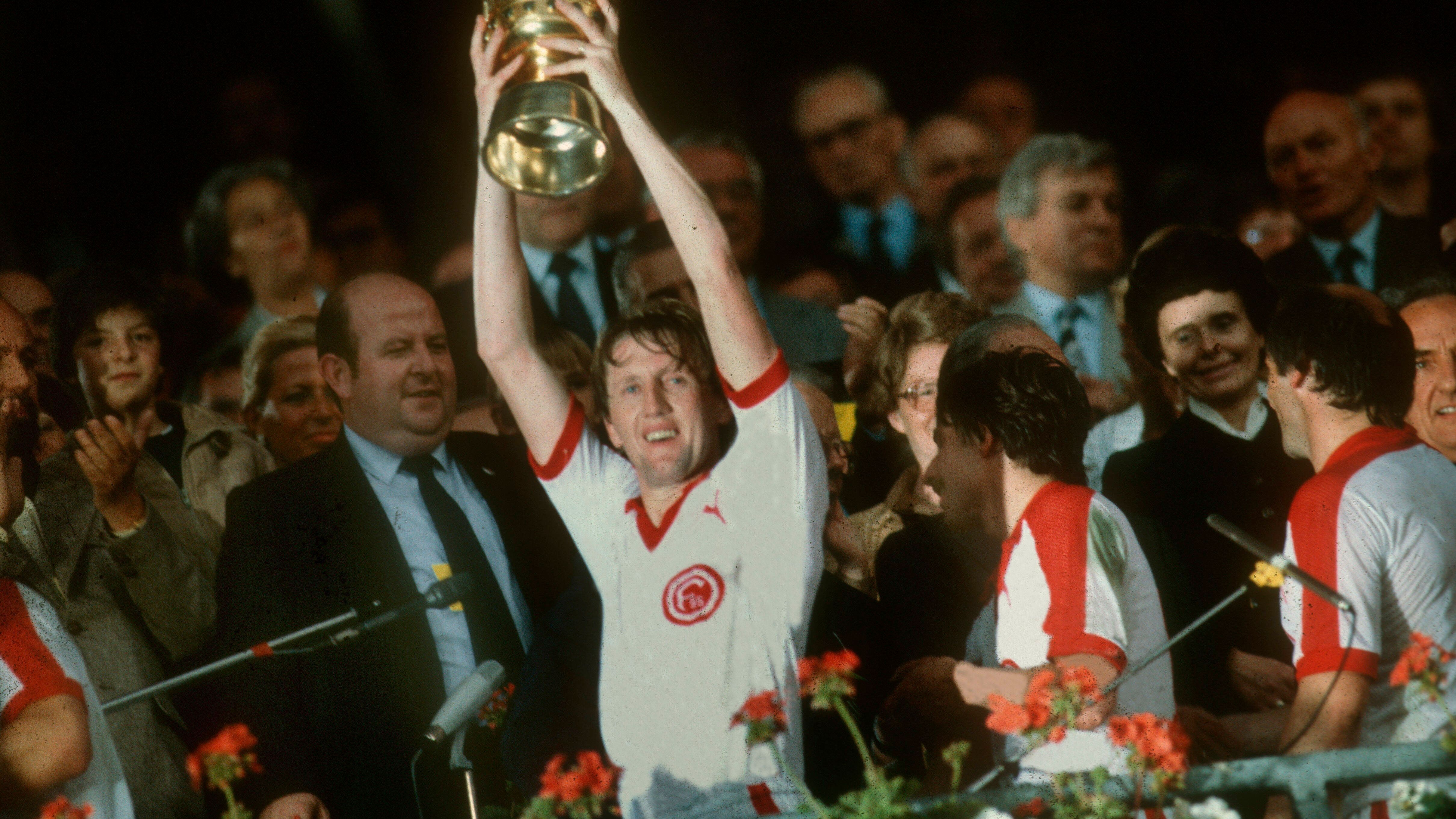 <strong>Platz 1: Fortuna Düsseldorf (18 Siege)</strong><br>Die Rheinländer stehen auf Rang 1. Sie holten zwischen August 1978 und Januar 1981 stolze 18 Siege in Folge. In den Jahren 1979 und 1980 gewann die Fortuna jeweils den DFB-Pokal. RB Leipzig müsste zum dritten Mal in Folge den DFB-Pokal gewinnen, um den Rekord der Fortuna einzustellen.&nbsp;