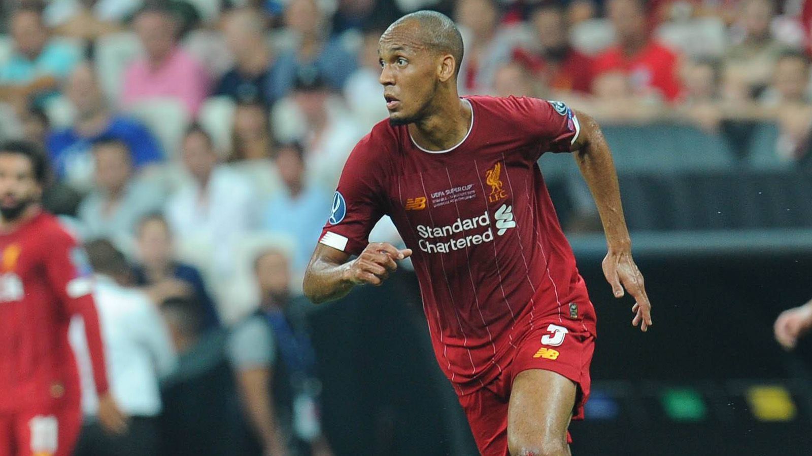 
                <strong>Fabinho (FC Liverpool)</strong><br>
                Leistet sich zu viele Ballverluste im Aufbau. Soll als zentraler Mann in der Dreierkette das Kloppsche Konstrukt zusammenhalten, schafft dies aber nicht wirklich. Läuft beim 0:1 Passgeber Pulisic nur hinterher. Nach der Pause dafür offensiv mit Akzenten: Leitet erst das 1:1 (48.) ein, haut dann die Pille per Gewaltschuss nur knapp am rechten Pfosten vorbei (50.). Auch defensiv stabilisiert sich Fabinho etwas. ran-Note: 4
              