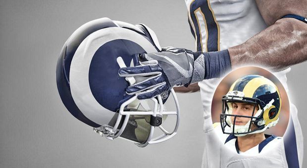 
                <strong>Los Angeles Rams - 2017</strong><br>
                Die Los Angeles Rams laufen ab der NFL-Saison  mit neuem Helmdesign auf. Weiße Hörner ersetzen die goldfarbenen, der dunkelblaue Grundfarbton bleibt. Im Gegensatz zum Rams-Kopfschutz hat sich an den Helmen anderer Franchises zum Teil seit Ewigkeiten nichts verändert. ran.de präsentiert die Helmdesigns der NFL-Teams, von jung nach alt.
              