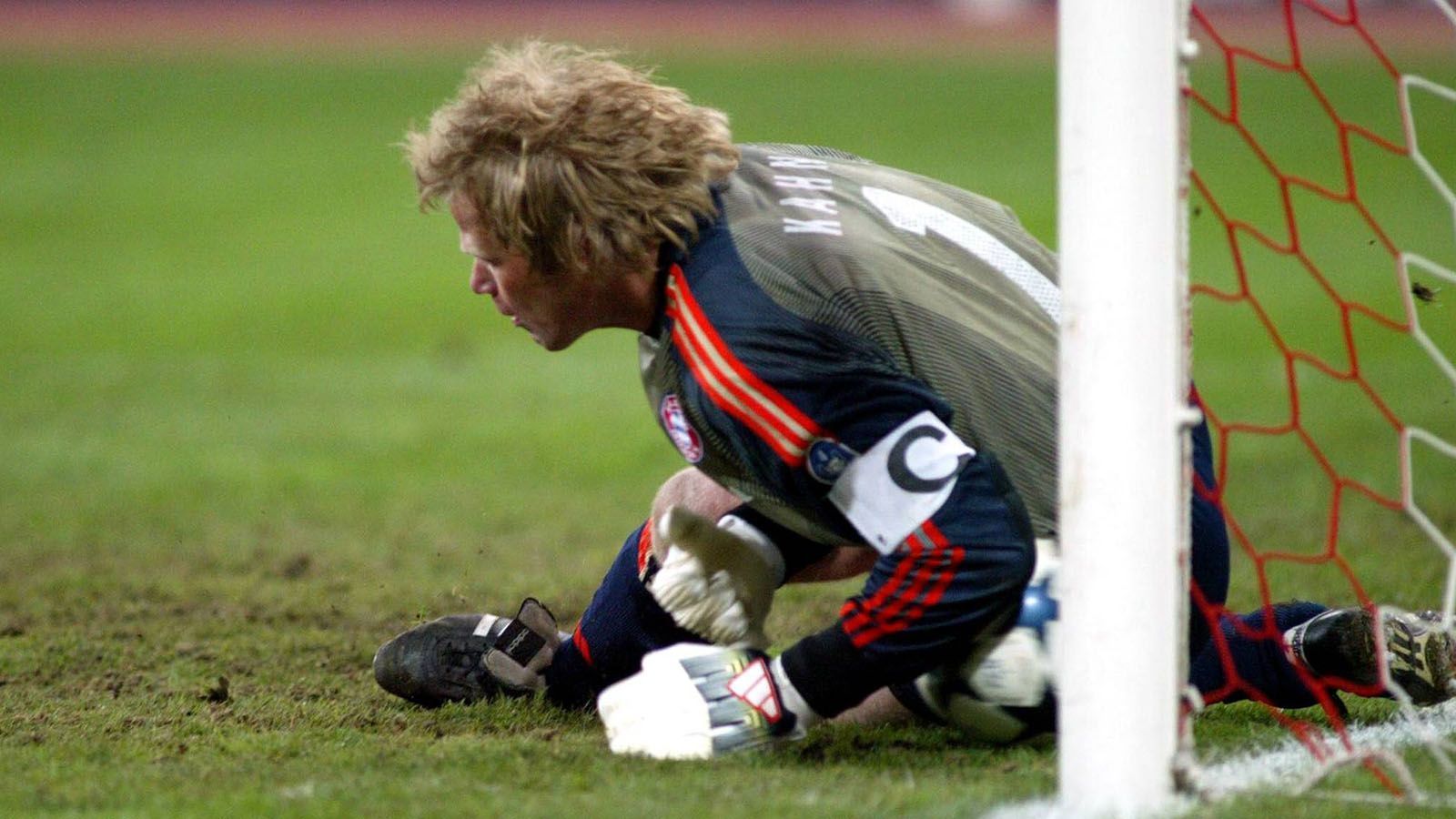 
                <strong>Oliver Kahn (FC Bayern) </strong><br>
                ...erwischte der "Titan" einen rabenschwarzen Moment. Der Schuss von Roberto Carlos rutschte unter dem Körper von Kahn hindurch...
              