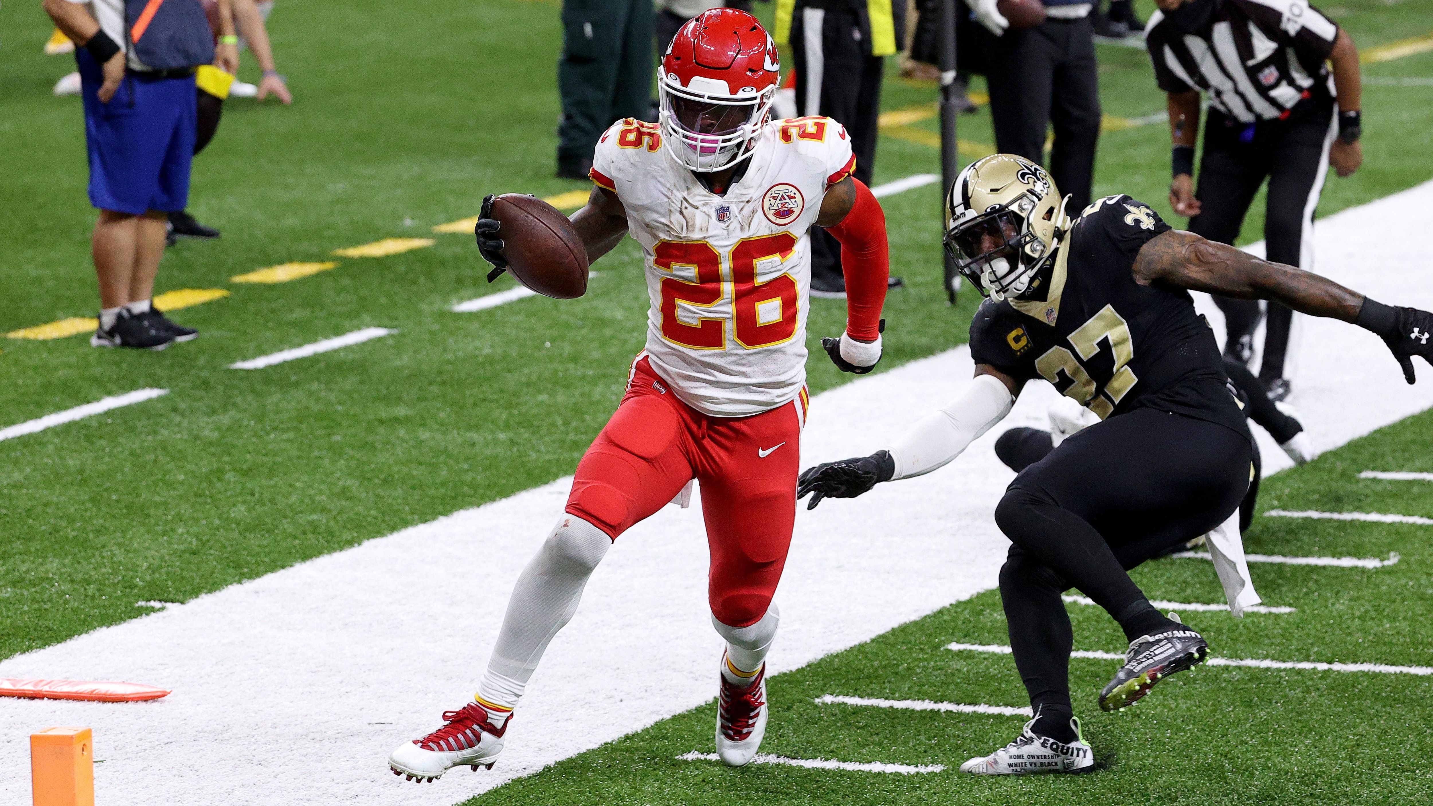 
                <strong>Le'Veon Bell (Running Back)</strong><br>
                Nach seinem Aus bei den New York Jets nahmen die Chiefs den ehemaligen Star-Running-Back vor Woche sieben unter Vertrag. Bell konnte jedoch nur selten an seine guten Leistungen aus vergangenen Tagen anknüpfen und spielte kaum eine Rolle in der Chiefs-Offense. Als Clyde Edwards-Helaire von seiner Verletzung zurückkehrte, bekam Bell nur noch wenige Snaps. Im Super Bowl 55 sah er nicht einen Ball. Seine Zukunft bei den Chiefs ist daher mehr als fraglich. 
              