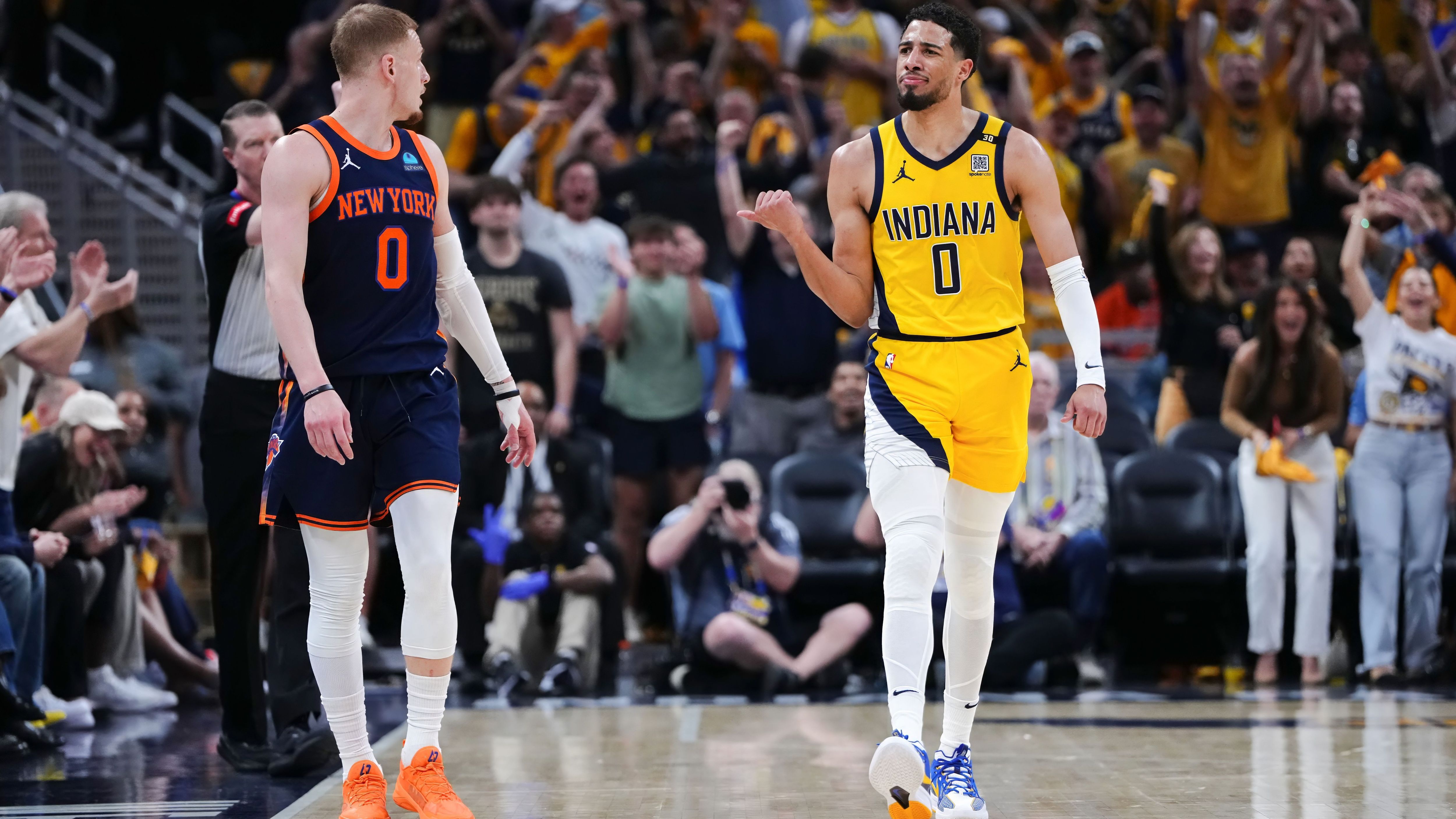 <strong>All-NBA Third Team: Tyrese Haliburton (Indiana Pacers)</strong><br>Für den jungen Point Guard waren dies die ersten NBA Playoffs. Zumeist überzeugte "Hali" mit gut eingeleiteten Fast-Break-Angriffen, gepaart mit gezielten Scoring-Attacken. Seine Effizienz war verbesserungswürdig, jedoch bestimmte er stets den Rhythmus seines Teams und führte sie in die Estern Conference Finals. Seine Stats: 18,7 Punkte, 4,8 Rebounds und 8,2 Assists.