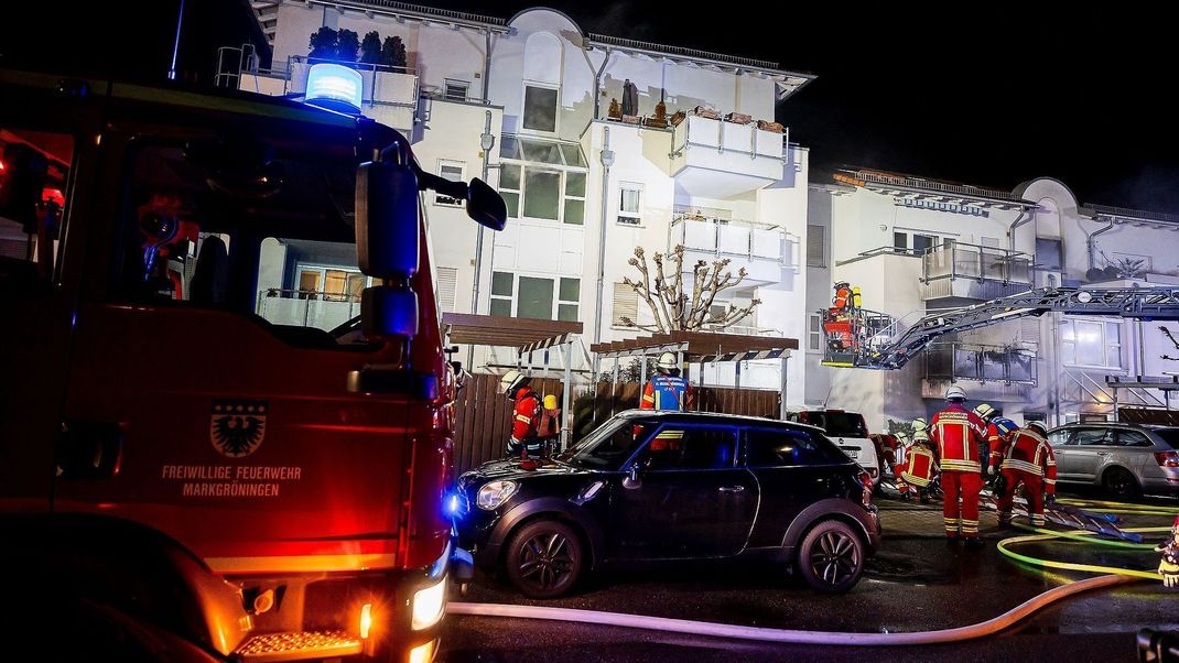 Der Brand war aus bislang ungeklärter Ursache in einer Erdgeschosswohnung des Hauses in Markgröningen (Landkreis Ludwigsburg) ausgebrochen.