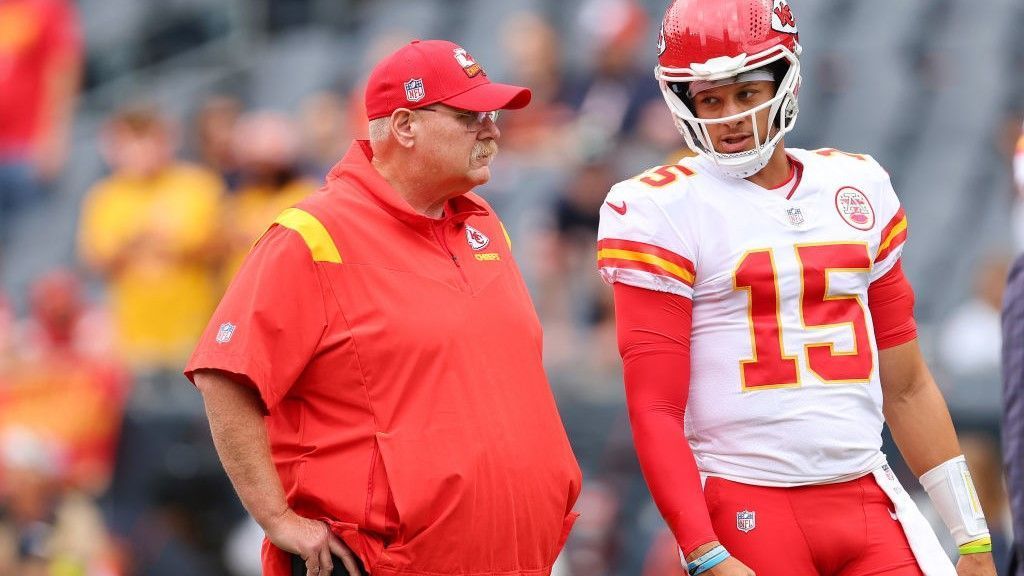 
                <strong>Bauen die Chiefs eine große Dynastie auf?</strong><br>
                Die Anfangswege der beiden Erfolgsduos ähneln sich. Mahomes und Reid sind seit sechs Jahren vereint, seit fünf Jahren ist der Quarterback Chef auf dem Spielfeld. In dieser Zeit hat er die Chiefs in drei Super Bowls geführt, zwei davon hat er gewonnen. Die Art und Weise des Triumphzugs spricht zumindest für den Beginn einer Dynastie. 
              