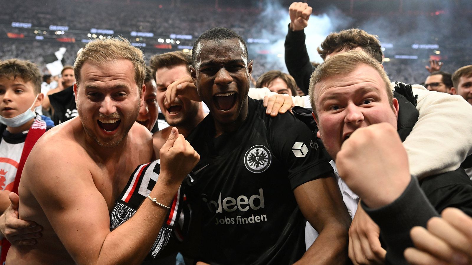 
                <strong>Platzsturm in Frankfurt: SGE-Fans gehen nach Finaleinzug gegen West Ham United steil</strong><br>
                
              