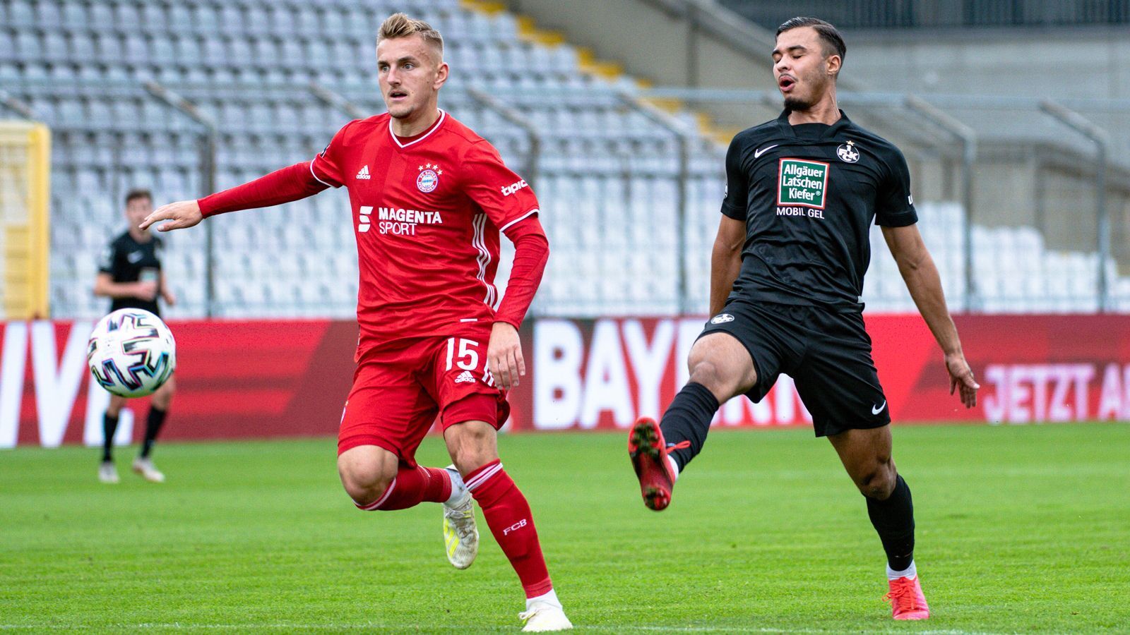 
                <strong>Alexander Lungwitz</strong><br>
                Ebenfalls ein Neuzugang der Reserve ist Alexander Lungwitz, der im Sommer mit Kaufoption von Fürth nach München verliehen wurde. Der 20-Jährige stand diese Saison beim Pokalspiel gegen Düren bereits einmal im Kader der Profis und war bis Vitas Ankunft als Linksverteidiger der kleinen Bayern gesetzt. Beim 2:0 im vergangenen Heimspiel gegen Waldhof Mannheim debütierte Vita links in der Abwehrkette, Lungwitz kam nicht zum Einsatz. Bereits beim 2:3 bei Viktoria Köln hatte Vita Lungwitz in der 28. Minute beim Stand von 0:3 ersetzt.  
              