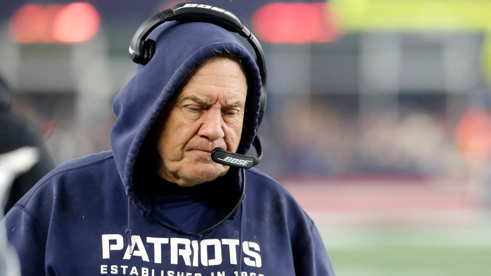 
                <strong>Wie funktioniert die Zusammenarbeit zwischen Cam Newton und Bill Belichick? </strong><br>
                Vielmehr wird es interessant sein zu sehen, wie der eigenwillige Bill Belichick und der polarisierende Newton zusammenarbeiten und miteinander klarkommen. Ex-Teamkollege Greg Olsen ist sich aufgrund des Newtonschen Siegeswillens sicher, dass der Schrullige und der Schrille funktionieren, um die Patriots in die Ära nach der Ära Brady zu führen. Aber es bleibt auch die Frage nach Newtons Gesundheit. Auch hier erwarten wir eine Antwort.
              