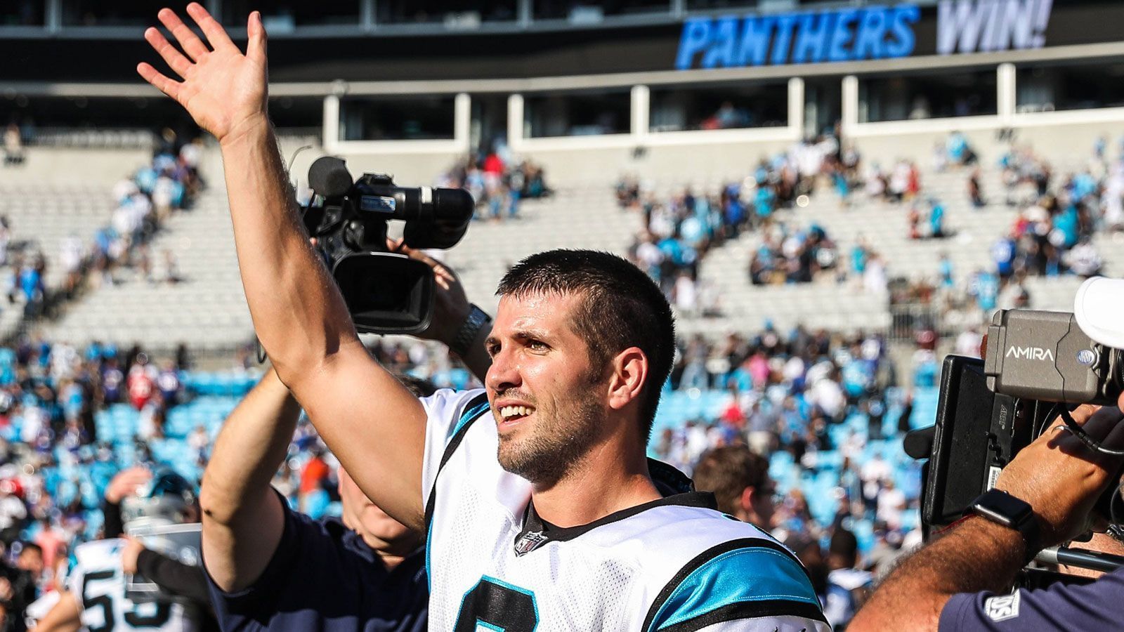 
                <strong>Gewinner: Graham Gano</strong><br>
                Ein echter Matchwinner, und einer mit Nerven aus Stahl. Und mit einer beeindruckenden Präzision. Er verwandelte in der Schlusssekunde das entscheidende Field Goal. Und das über schlappe 63 Yards. Macht einen 33:31-Sieg seiner Panthers gegen die New York Giants. Mit dem Kick belegt er in der ewigen Rangliste aber "nur" Platz zwei, ein Yard hinter Matt Prater, der für die Broncos 2013 auf 64 Yards kam.
              